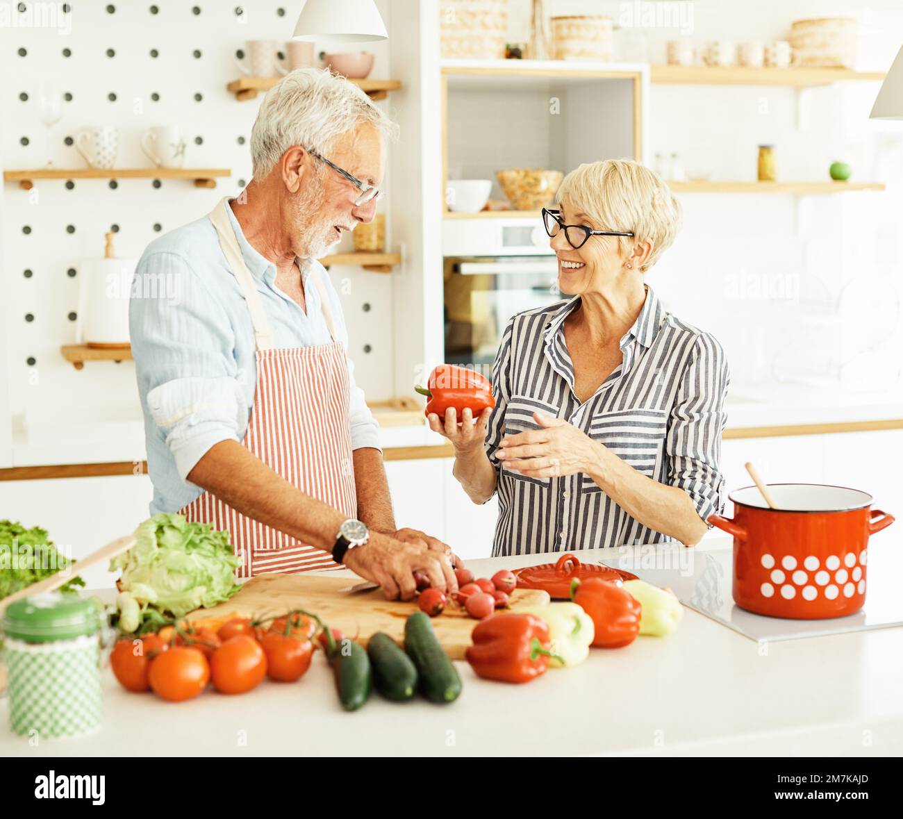 amour cuisine femme senior homme couple maison retraite heureux nourriture souriante mari femme ensemble personne Banque D'Images