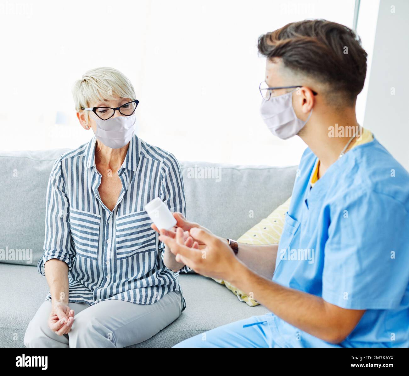 infirmière médecin soins aux personnes âgées médicament comprimé prescription aidant soignant aide à la retraite soins infirmiers à domicile Banque D'Images