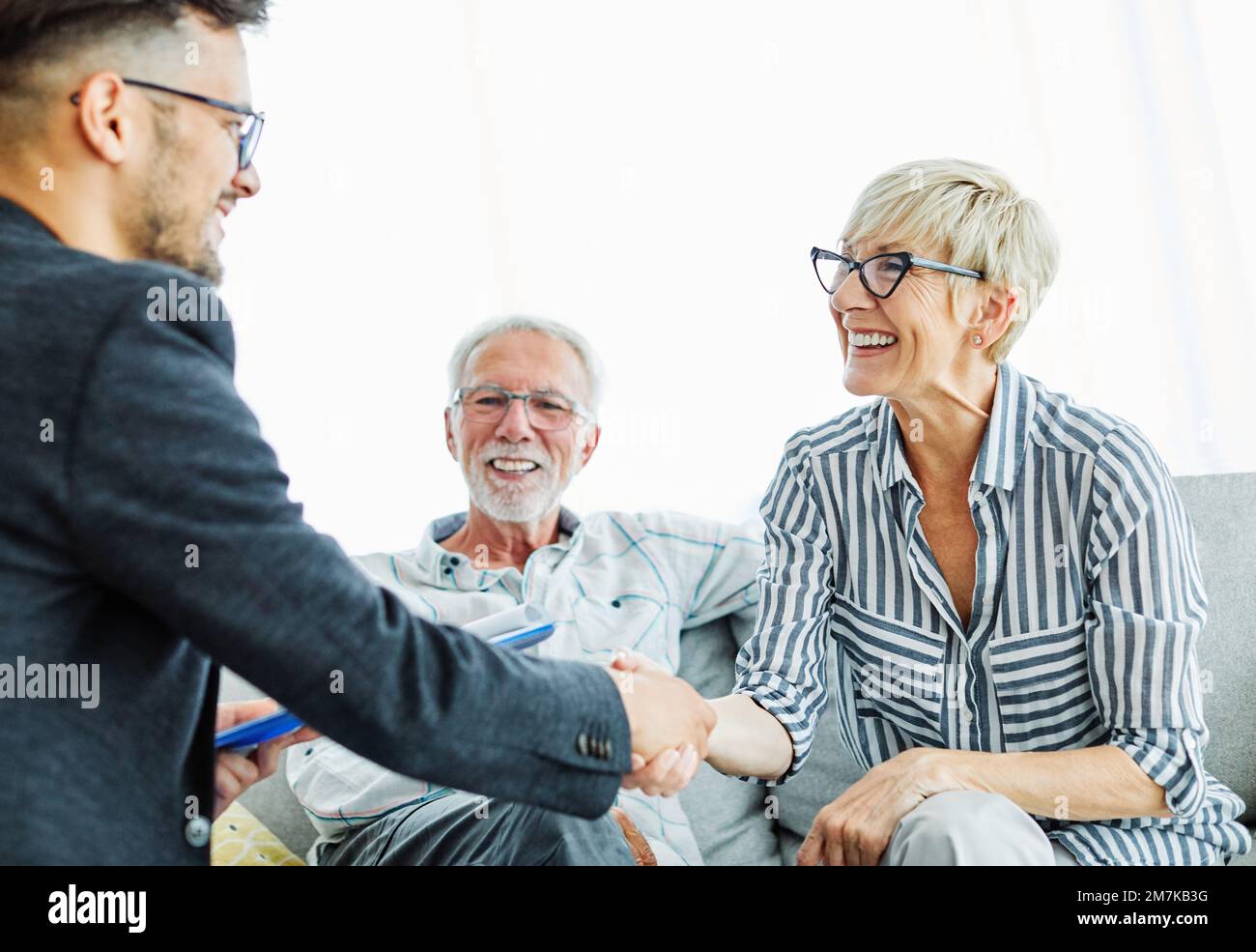 poignée de main senior couple investissement entreprise finance main agent réunion accord planification accueil Banque D'Images