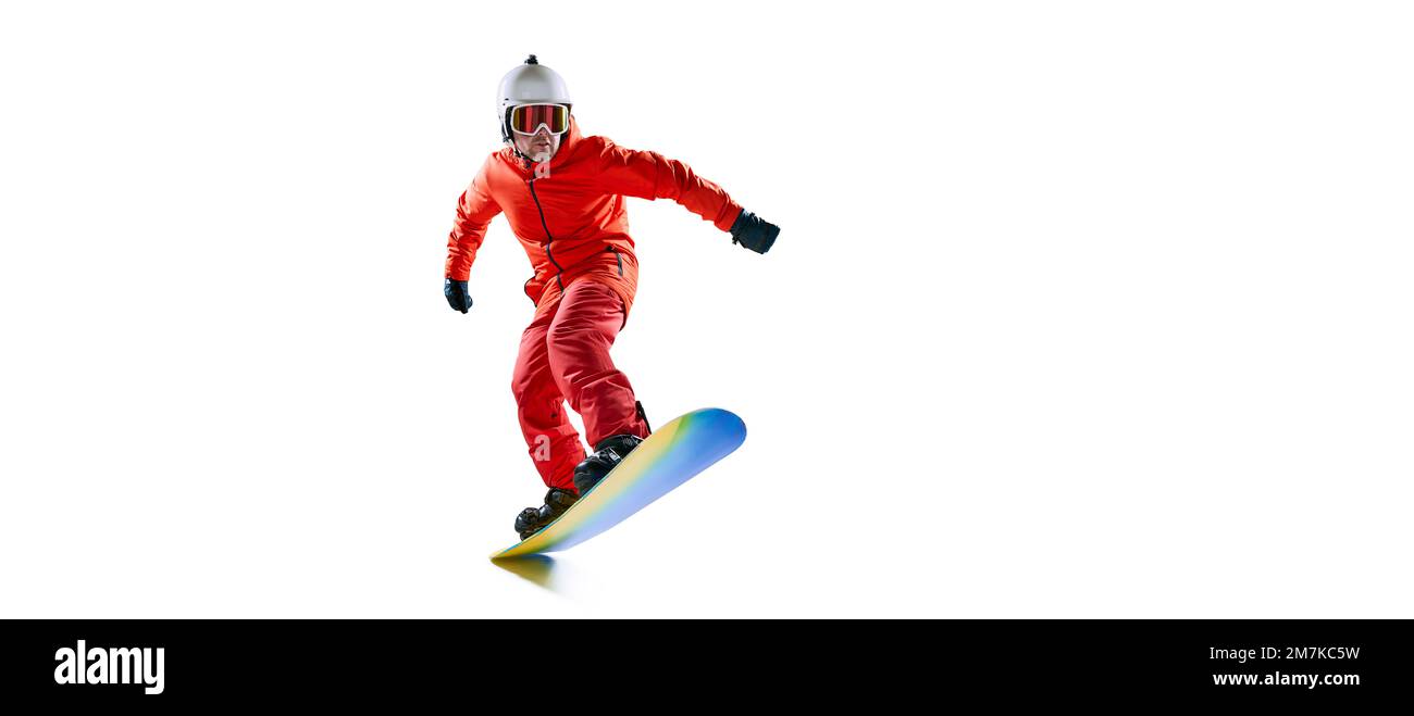Portrait de l'homme actif, snowboardeur en uniforme sur snowboard isolé sur fond blanc de studio. Bannière, circulaire. Concept de sport d'hiver Banque D'Images