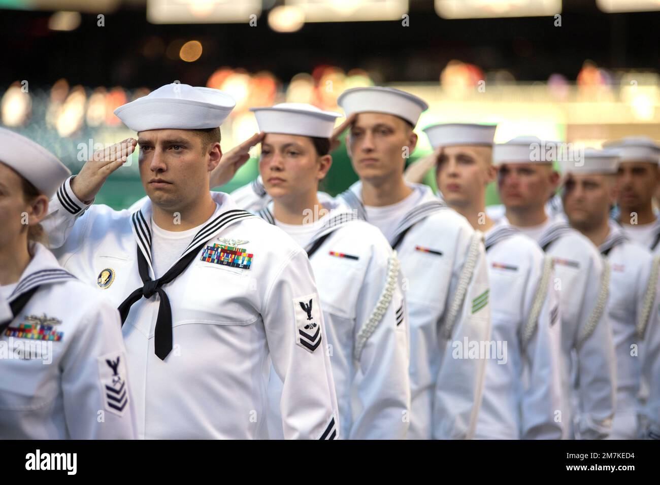 220510-N-NT811-0009 WASHINGTON (10 mai 2022) - les marins du quartier naval de Washington saluent l'enseigne nationale pendant le jeu de la bannière étoilée dans le cadre des festivités de prungame célébrant la Journée de la Marine au parc national de Washington. Chaque année, les nationaux célèbrent la Journée de la Marine et cette année, ils ont invité le Vice-SMA John B. Nowell Jr., le chef du personnel naval, à lancer le premier terrain de cérémonie. Banque D'Images