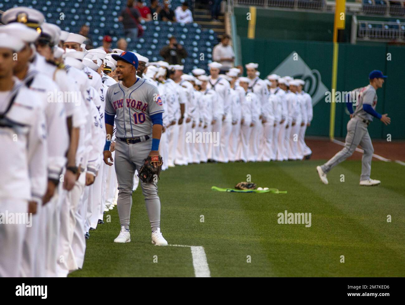 220510-N-NT811-0010 WASHINGTON (10 mai 2022) - le troisième basteur des mets de New York Eduardo Escoba s'entretient avec des marins du district naval de Washington lors des festivités précédant la Journée de la marine au parc national de Washington. Chaque année, les nationaux célèbrent la Journée de la Marine et cette année, ils ont invité le Vice-SMA John B. Nowell Jr., le chef du personnel naval, à lancer le premier terrain de cérémonie. Banque D'Images