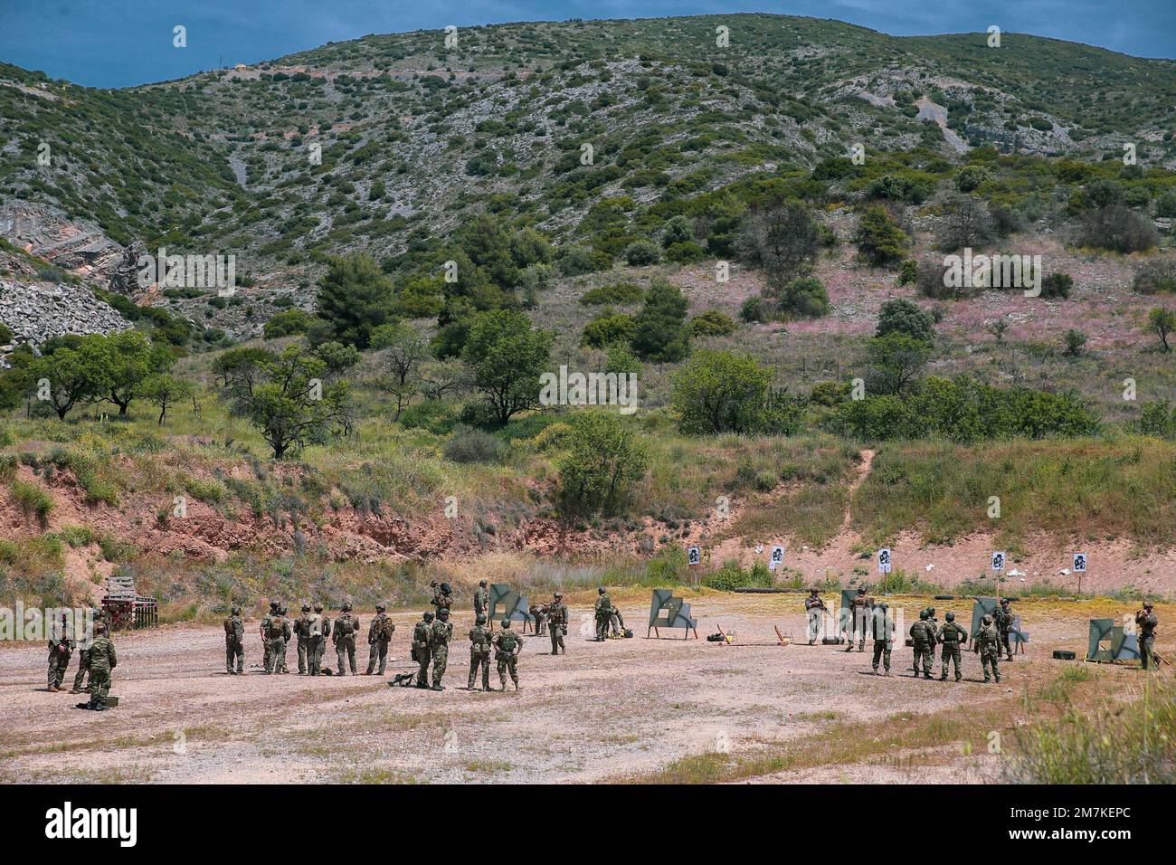 ÉTATS-UNIS Les Marines affectés à la Force opérationnelle 61/2, conduisent une évolution d'entraînement de feu en direct avec les Forces spéciales hellénique lors de l'exercice Alexandre le Grand 22, Grèce, 10 mai 2022. Alexander the Great 22 renforce l'interopérabilité et l'état de préparation de la force entre les États-Unis, la Grèce et les pays alliés, en renforçant la défense stratégique et le partenariat tout en favorisant la sécurité et la stabilité dans la région. Banque D'Images