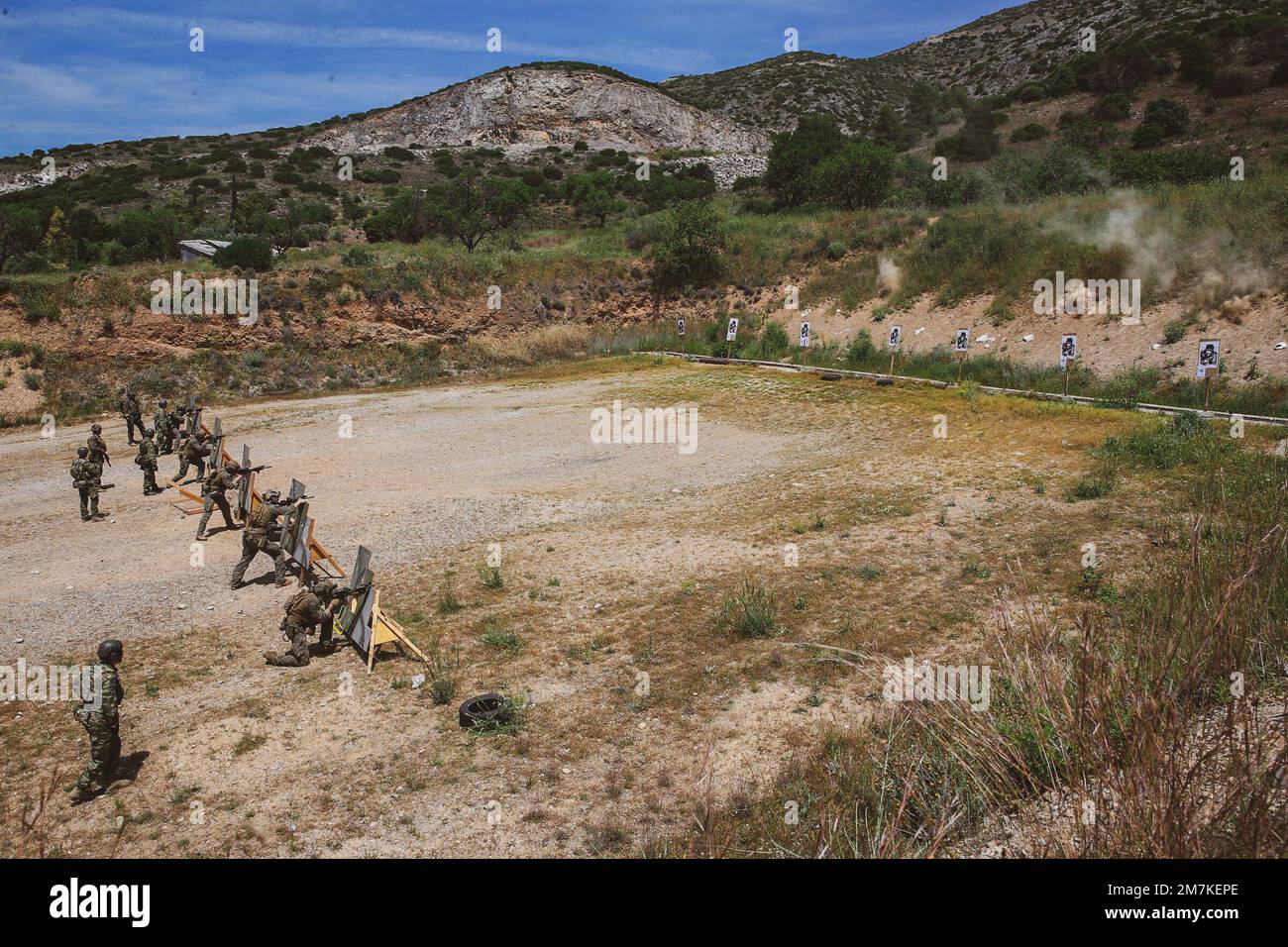 ÉTATS-UNIS Les Marines affectés à la Force opérationnelle 61/2, conduisent une évolution d'entraînement de feu en direct avec les Forces spéciales hellénique lors de l'exercice Alexandre le Grand 22, Grèce, 10 mai 2022. Alexander the Great 22 renforce l'interopérabilité et l'état de préparation de la force entre les États-Unis, la Grèce et les pays alliés, en renforçant la défense stratégique et le partenariat tout en favorisant la sécurité et la stabilité dans la région. Banque D'Images