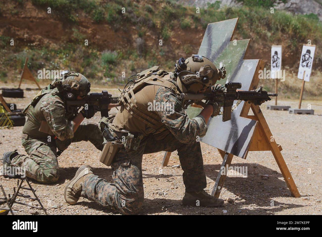 ÉTATS-UNIS Le caporal Ryan Brousseau, à droite, du corps maritime de Tuscaloosa (Alabama) affecté à la Force opérationnelle 61/2, engage des cibles avec les Forces spéciales helléniques au cours de l'exercice Alexandre le Grand 22, Grèce, 10 mai 2022. Alexander the Great 22 renforce l'interopérabilité et l'état de préparation de la force entre les États-Unis, la Grèce et les pays alliés, en renforçant la défense stratégique et le partenariat tout en favorisant la sécurité et la stabilité dans la région. Banque D'Images