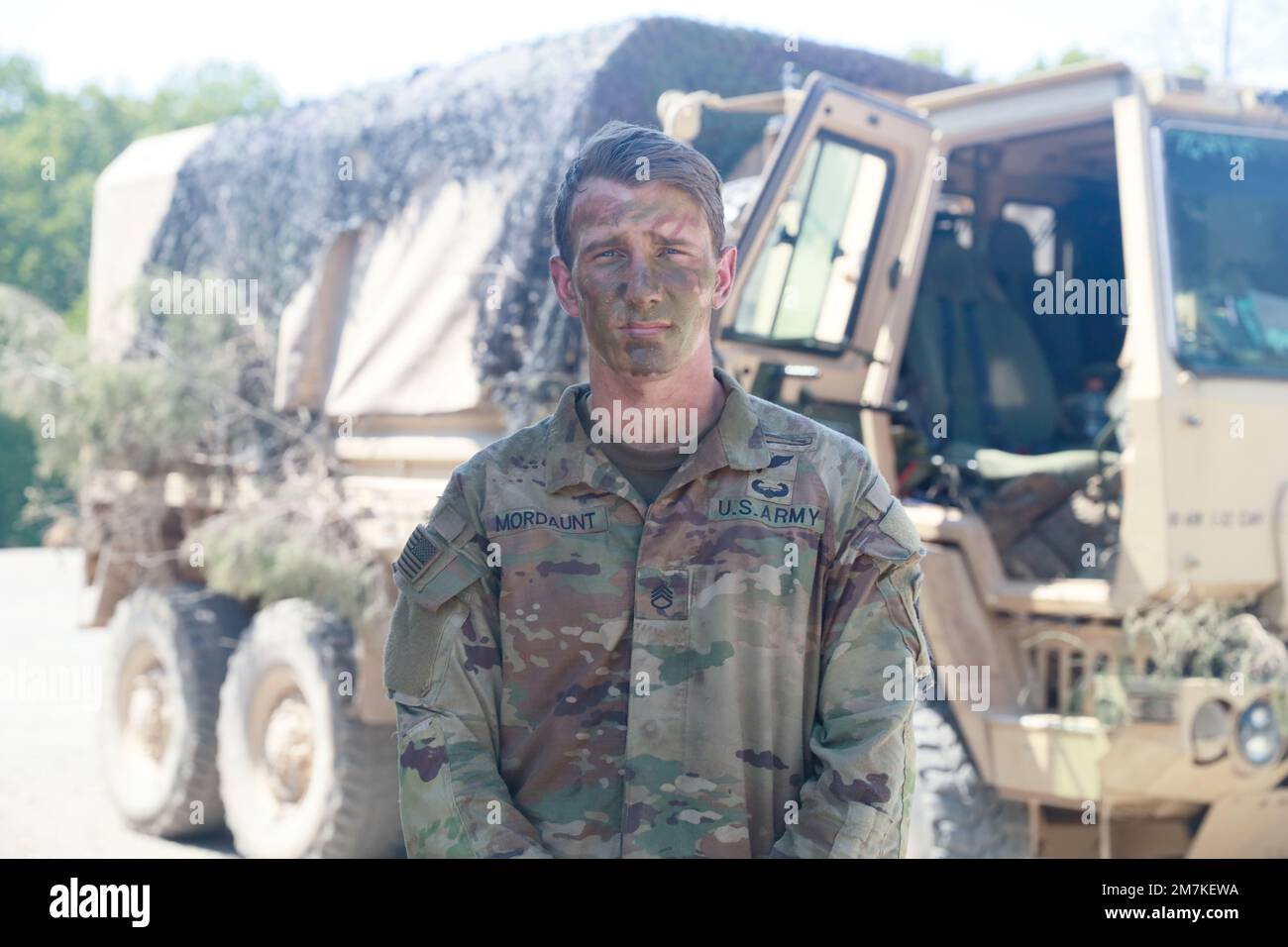 Le sergent d'état-major Craig Mordtante de la troupe Charlie, 1-32 CAV, 1st Brigade combat Team, 101st Airborne Division (assaut aérien) après une caserne de pompiers vivants pendant l'opération Alétal Eagle II à fort Campbell, Ky, mardi, 10 mai 2022 Banque D'Images