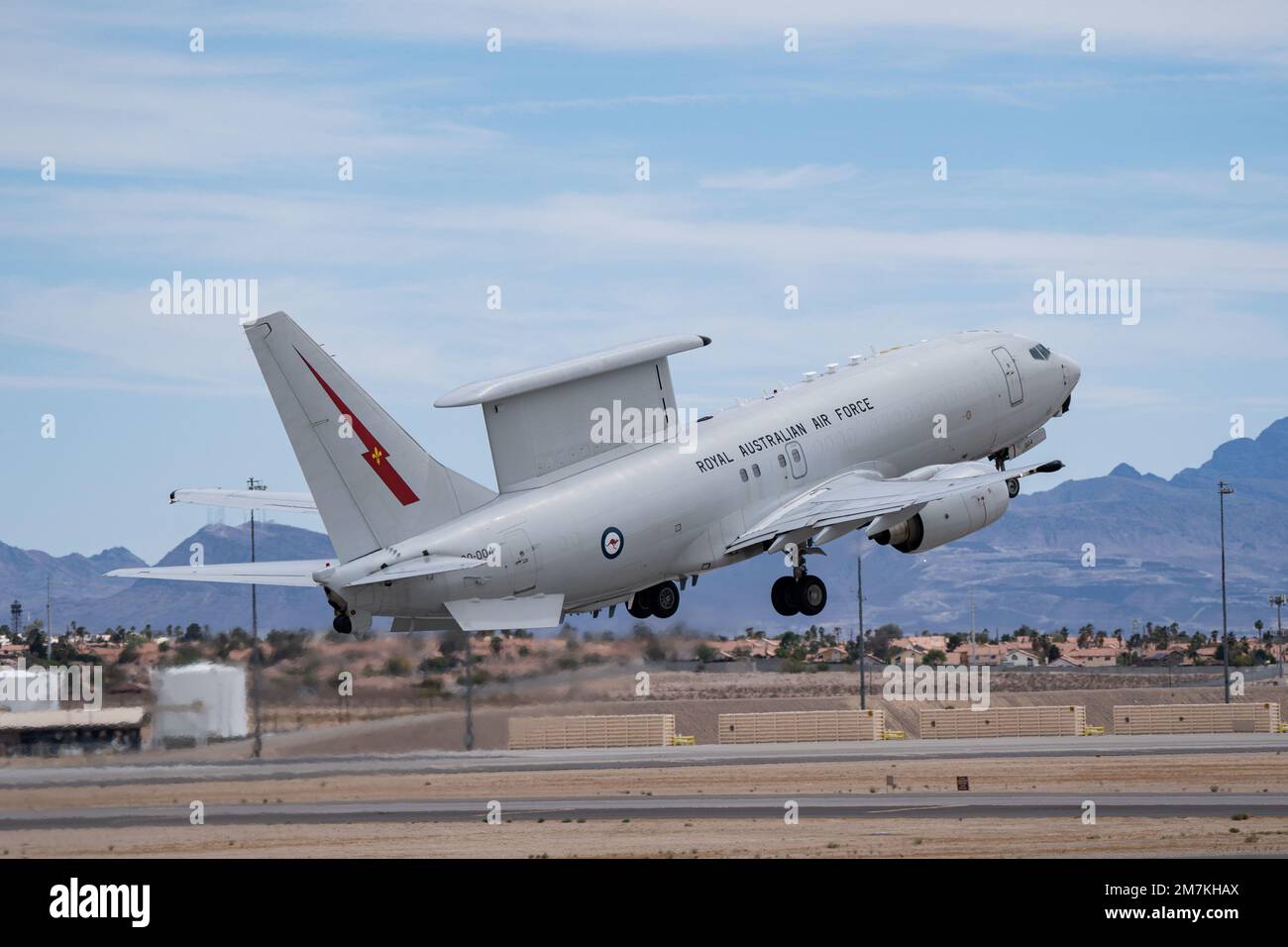 Un Wedgetail de la Royal Australian Air Force E-7A prend son envol pendant le Black Flag 22-1 à la base aérienne de Nellis, Nevada, 10 mai 2022. L'E-7A Wedgetail est équipé d'un radar puissant, utilisé pour surveiller l'espace de combat et fournir des forces amicales avec un avantage sur leurs adversaires. Banque D'Images