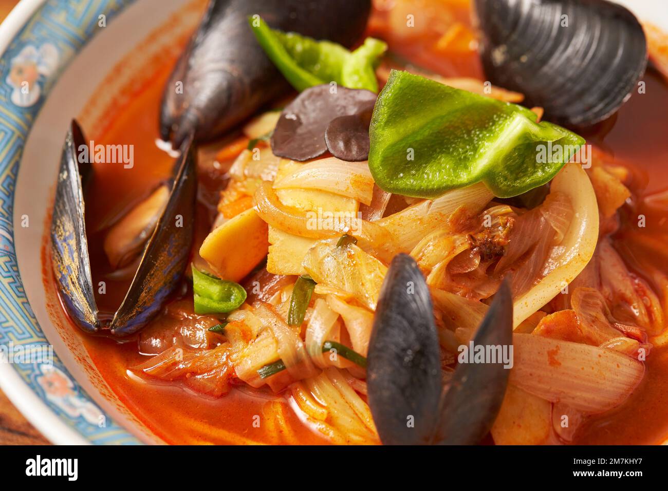 Soupe épicée de nouilles aux fruits de mer, jjamppong Banque D'Images