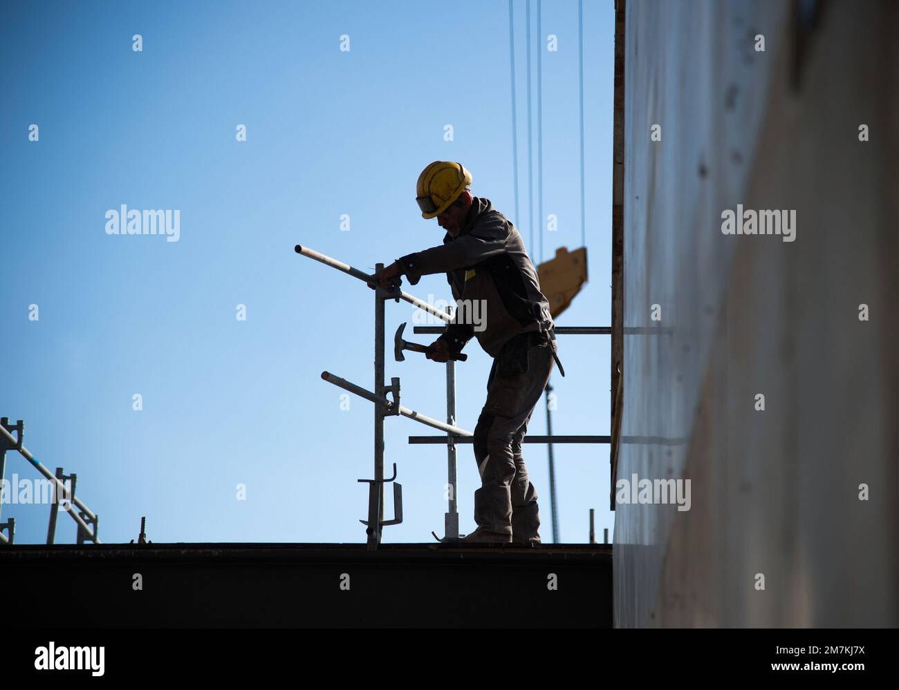 Rodez (sud de la France), mars 2022 : ouvrier de construction sur le chantier du futur stade de football de la ville de Rodez. Les travailleurs installent Banque D'Images