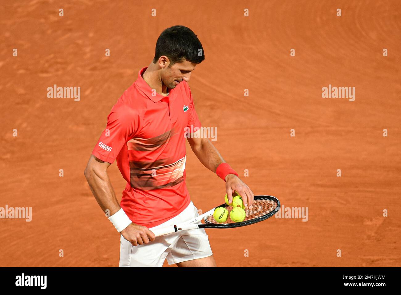 Novak Djokovic pendant la demi-finale de l'Open de France contre Rafael Nadal, tournoi de tennis du Grand Chelem sur 31 mai 2022 au stade Roland-Garros à Paris, Banque D'Images