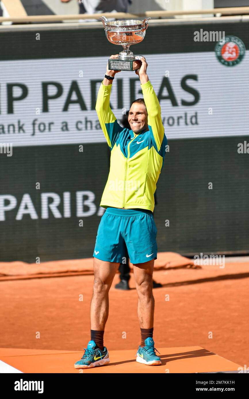 Rafael Nadal, joueur de tennis professionnel espagnol, vainqueur du tournoi de tennis Roland-Garros pour 14th, sur 05 juin 2022. Rafael Nadal Holdi Banque D'Images