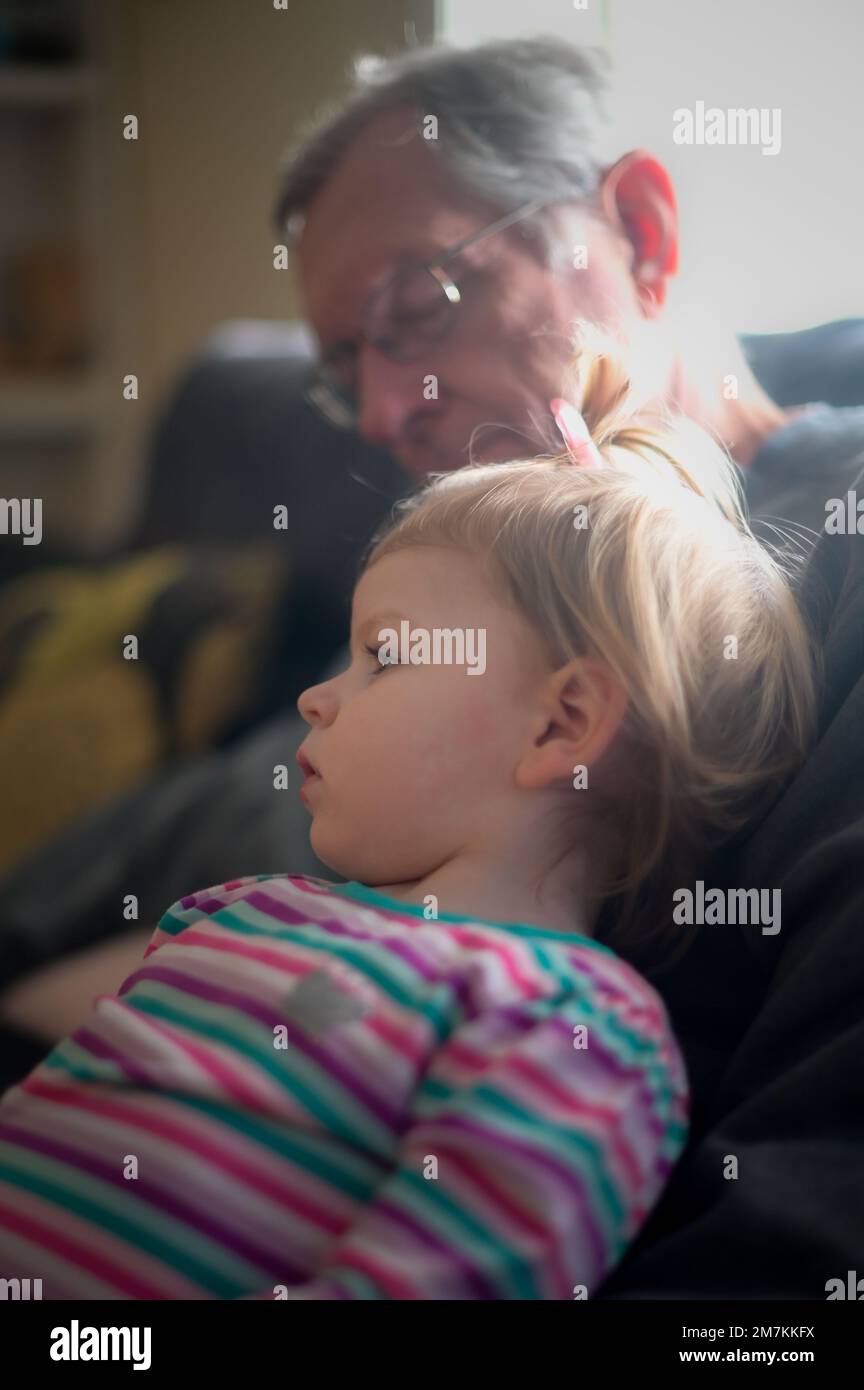 Enfant relaxant avec grand-père Banque D'Images