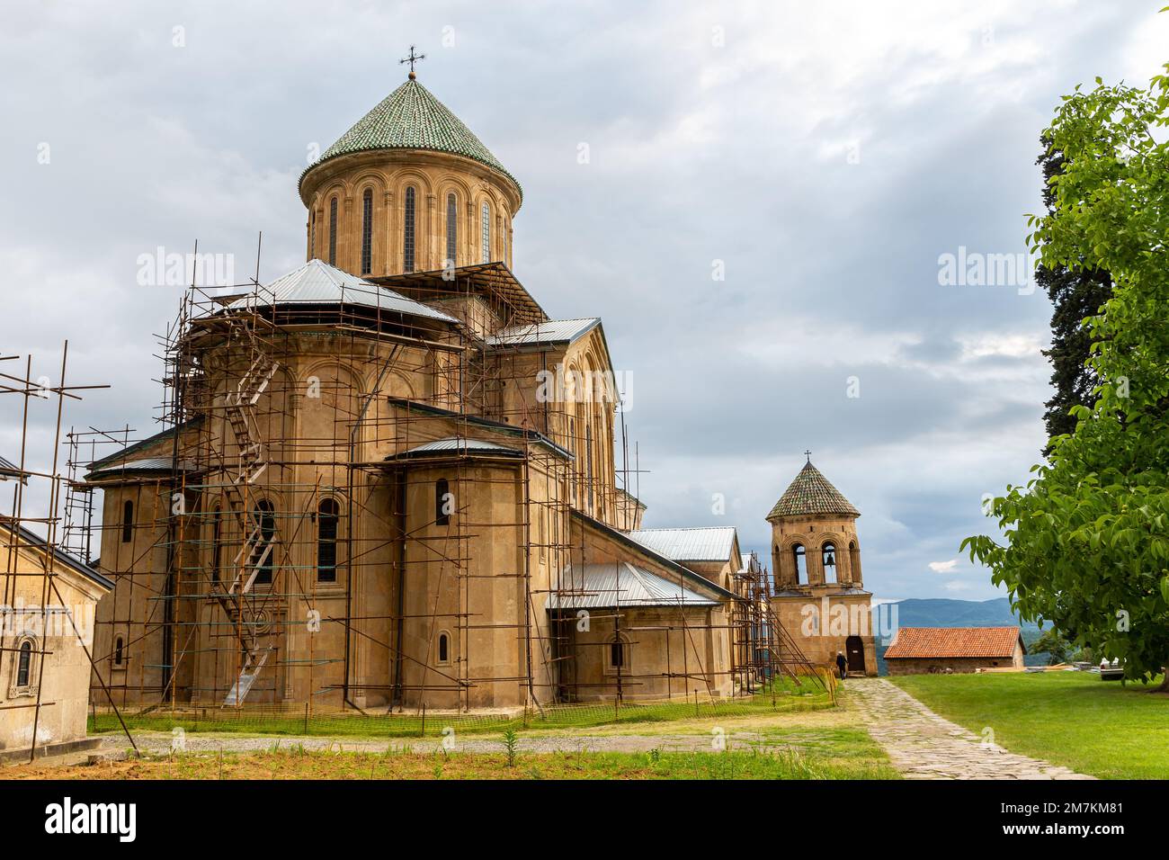 Monastère des gelati, complexe monastique médiéval près de Kutaisi, Géorgie fondé par le roi David IV, vue avec échafaudage pendant le processus de restauration. Banque D'Images