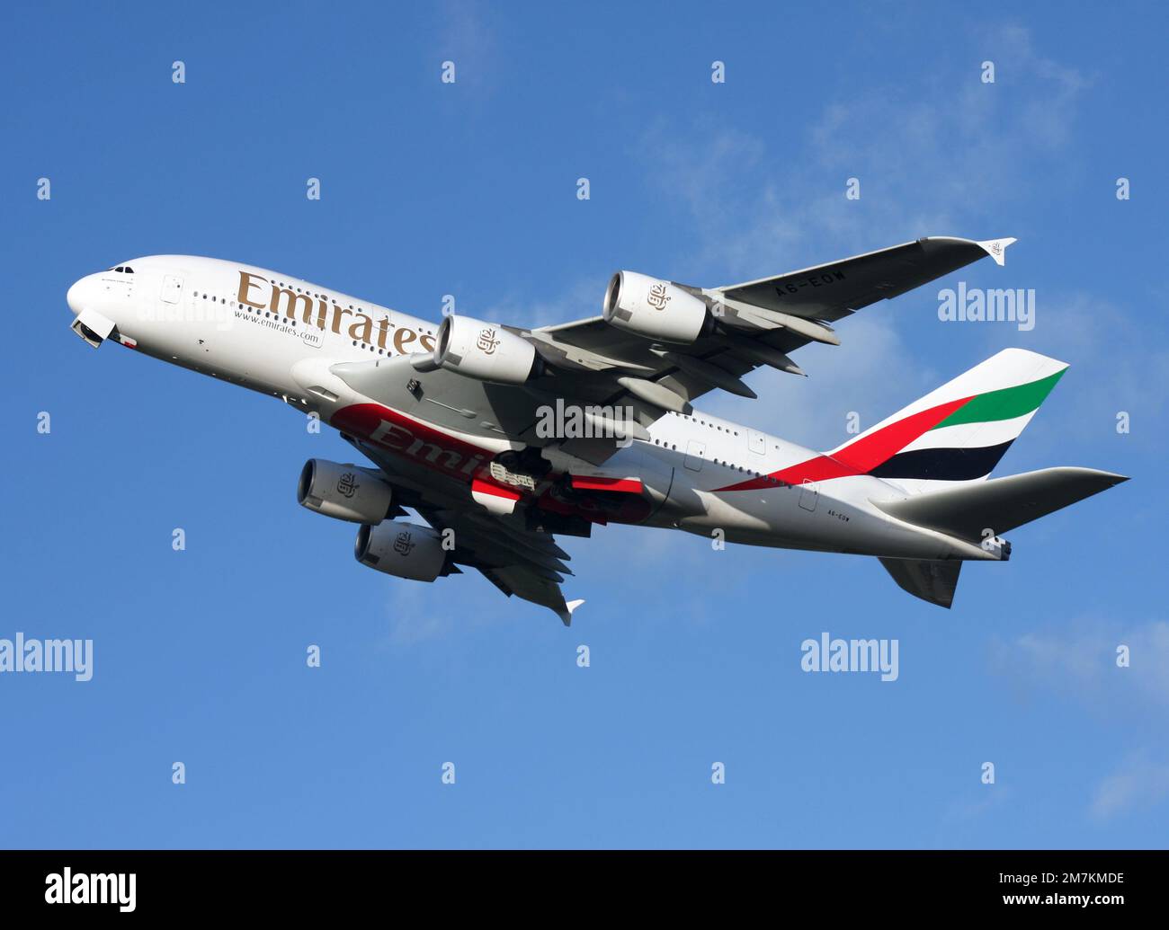 Un Airbus A380 d'Emirates sort de l'aéroport de Londres Gatwick en direction de Dubaï Banque D'Images