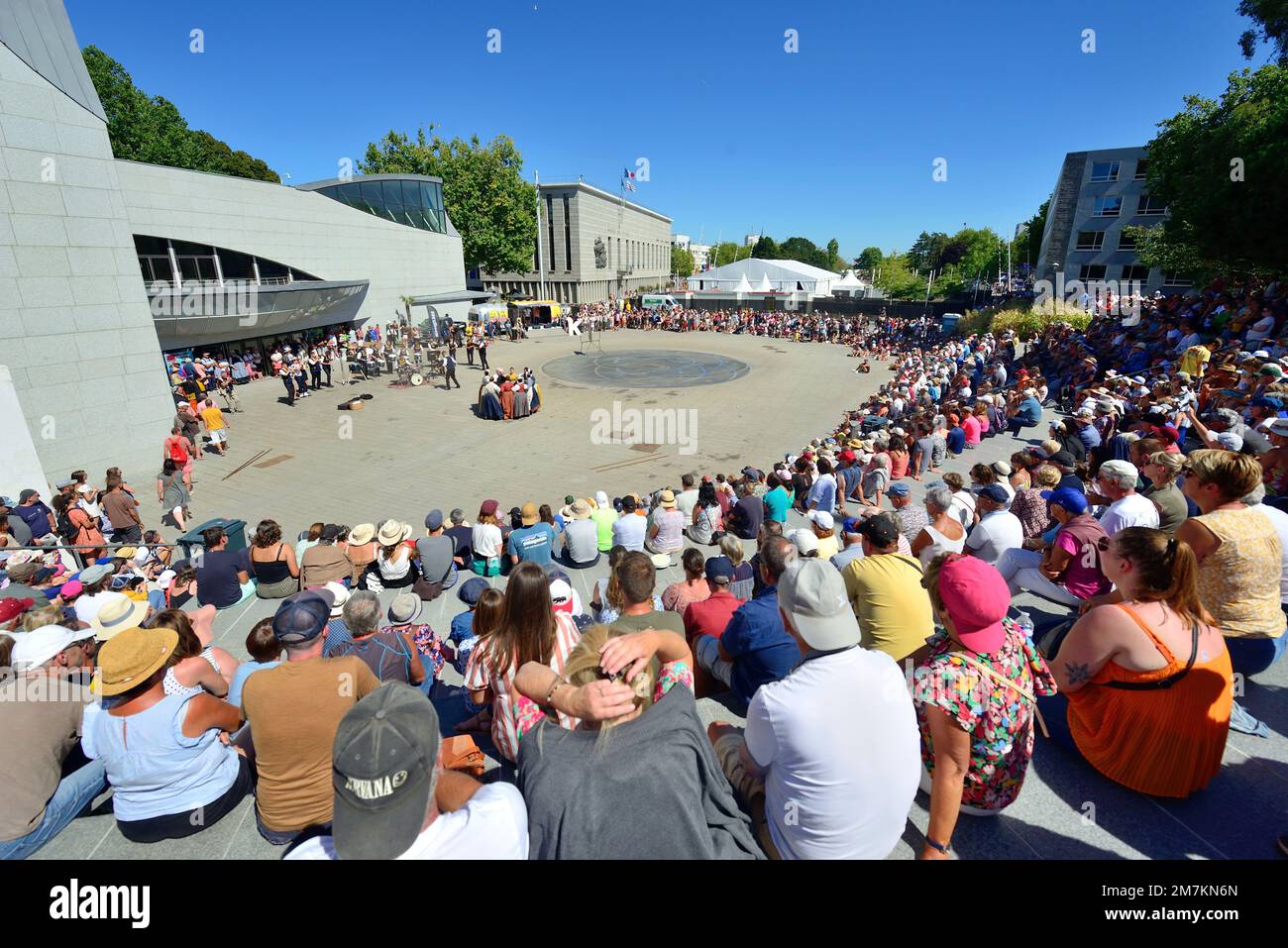 51st Festival Interceltique de Lorient (Bretagne nord-ouest de la France) : la Grande Parade sur 7 août 2022, avec danse celtique devant le Grand Théâtre Banque D'Images