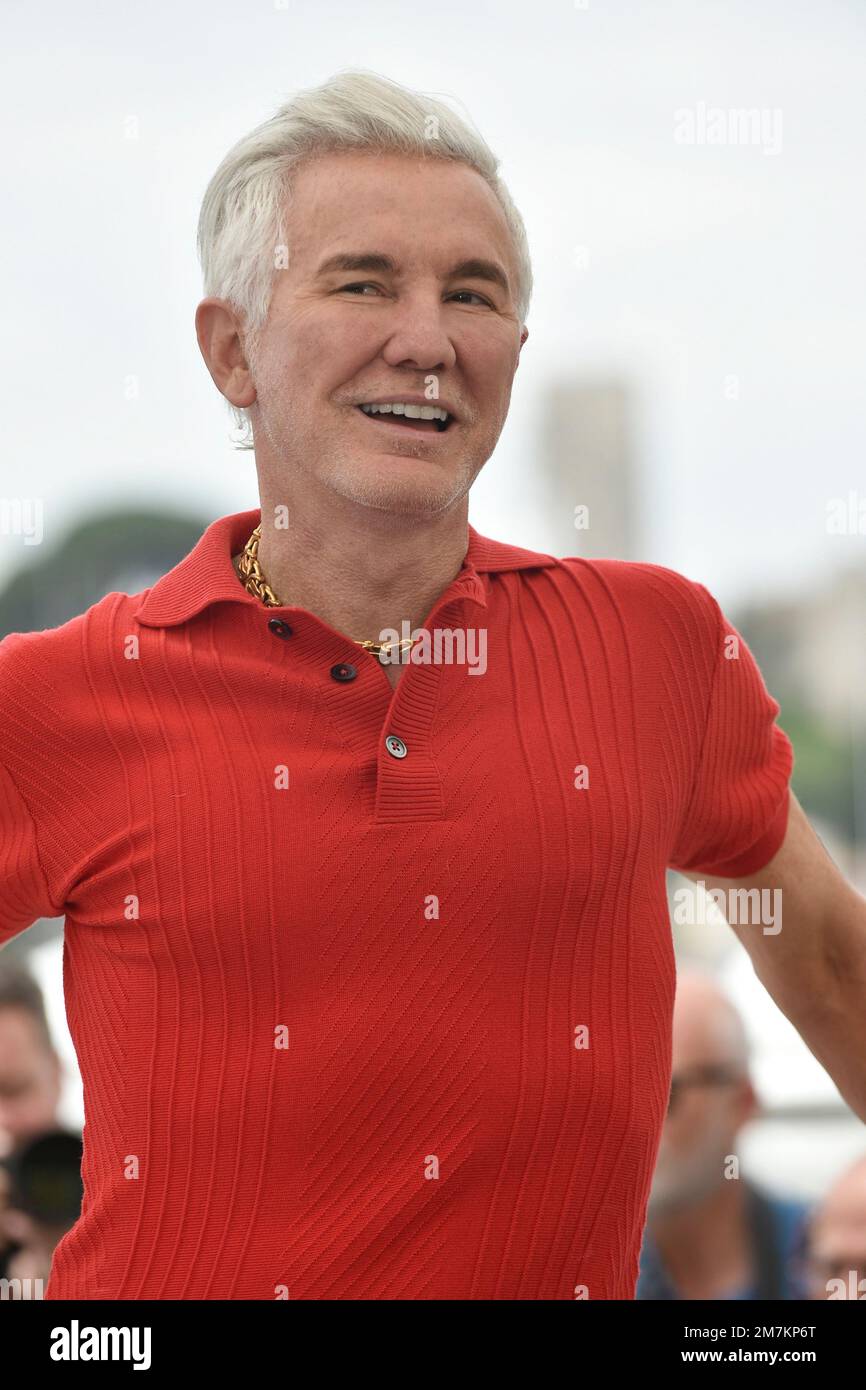 Le cinéaste Baz Luhrmann pose lors de la séance photo du film "Elvis" à l'occasion du Festival de Cannes sur 26 mai 2022 Banque D'Images