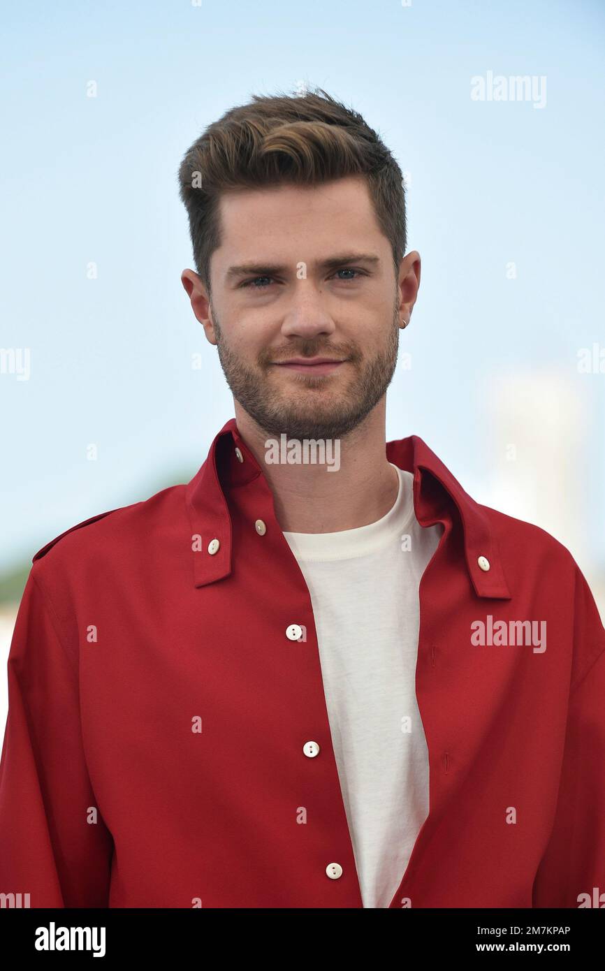 L'acteur Lukas Dhon pose lors de la séance photo du film "Close" à l'occasion du Festival de Cannes sur 27 mai 2022 Banque D'Images