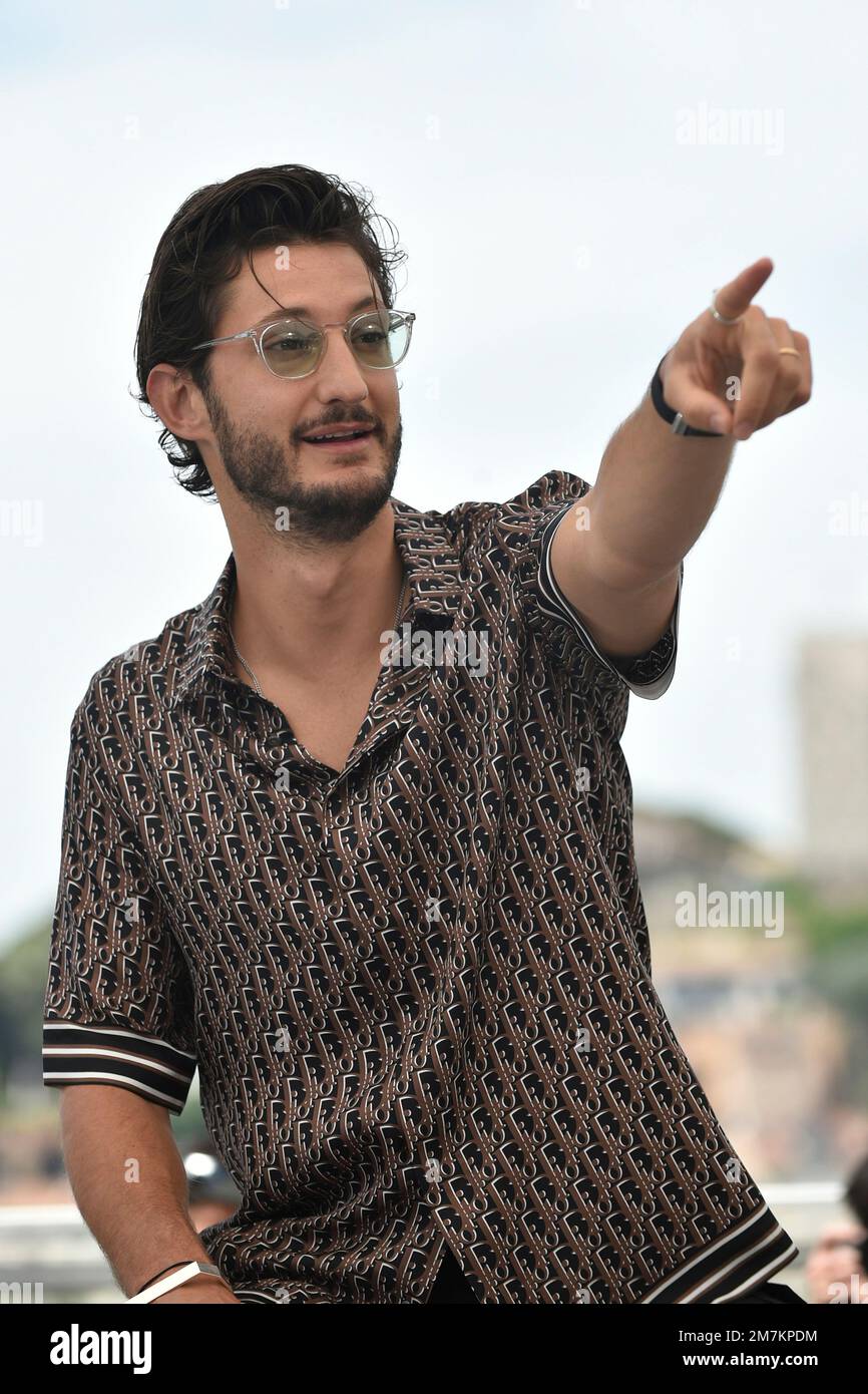 L'acteur Pierre Niney pose lors de la photocall du film "Mascarade" à l'occasion du Festival de Cannes sur 28 mai 2022 Banque D'Images