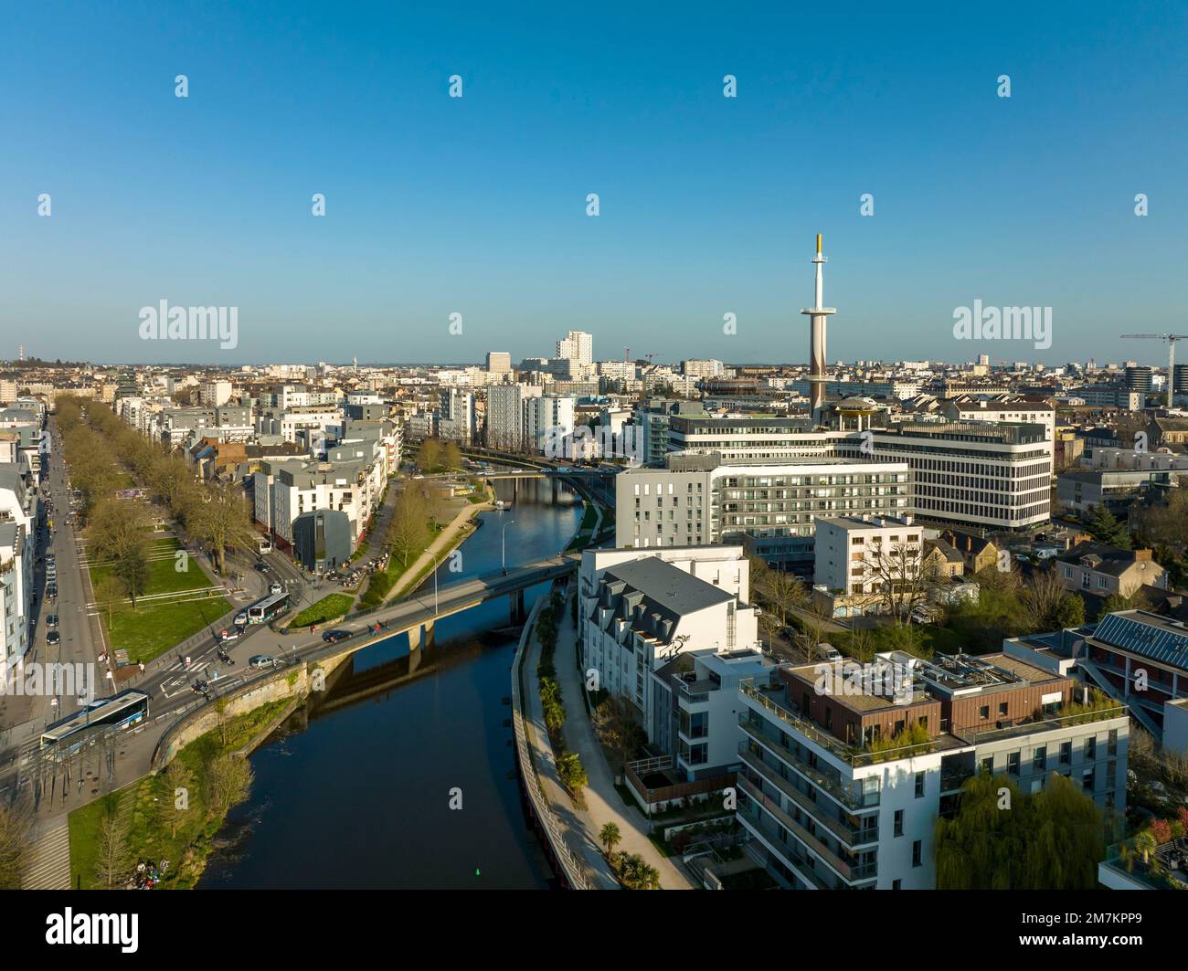 Rennes (Bretagne, Nord-Ouest de la France) : vue aérienne de la Vilaine, de l'avenue "mail François Mitterrand" et du bloc de la tour "tour Mabilais" i Banque D'Images