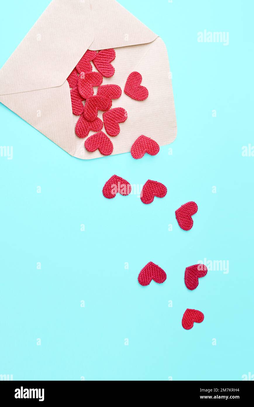 Enveloppe et coeurs roses sur fond bleu. Concept de Saint-Valentin, amour, anniversaire. Banque D'Images