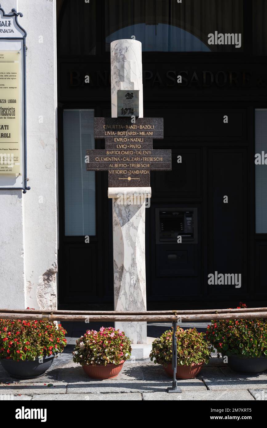 Brescia 1974, mémorial inscrit avec les noms des victimes d'une attaque à la bombe fasciste à Brescia en 1974, Piazza della Loggia, Brescia, Italie Banque D'Images