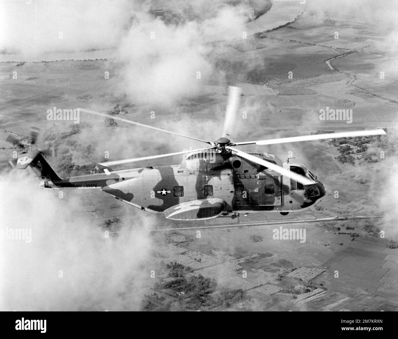 Les hélicoptères Jolly Green Giant de la Force aérienne HH-3E servent à secourir des pilotes en descente au Vietnam ou en mer de Chine méridionale. Piloté par le groupe de sauvetage et de récupération aérospatial 3rd, le bateau de sauvetage navigue à des vitesses allant jusqu'à 155 km/h et peut être ravitaillé en vol. Base: Saigon pays: Viet Nam (VNM) Banque D'Images