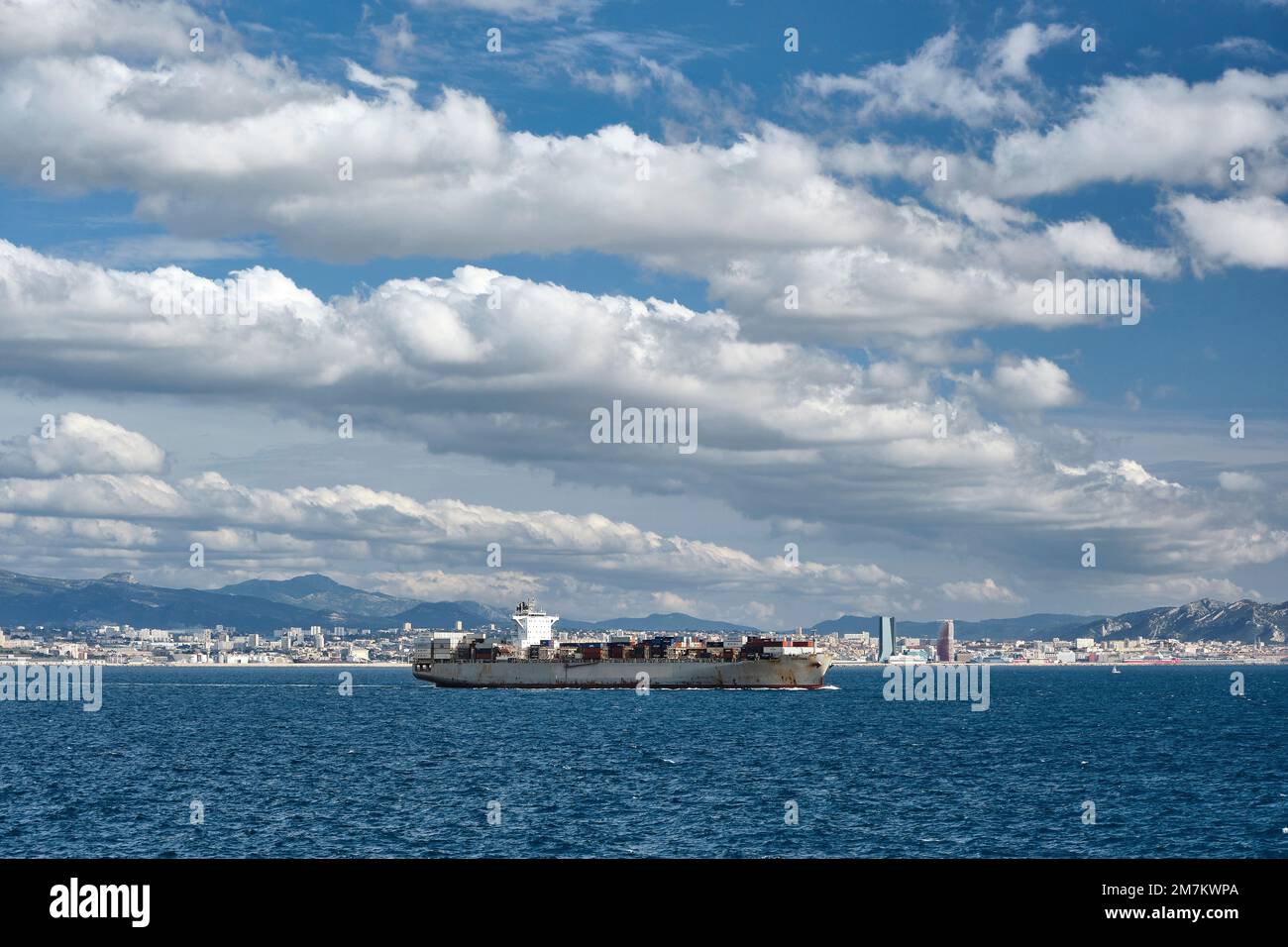 Marseille (sud-est de la France): Navire marchand au large des côtes de Marseille, navire à conteneurs Skiathos *** Légende locale *** Banque D'Images