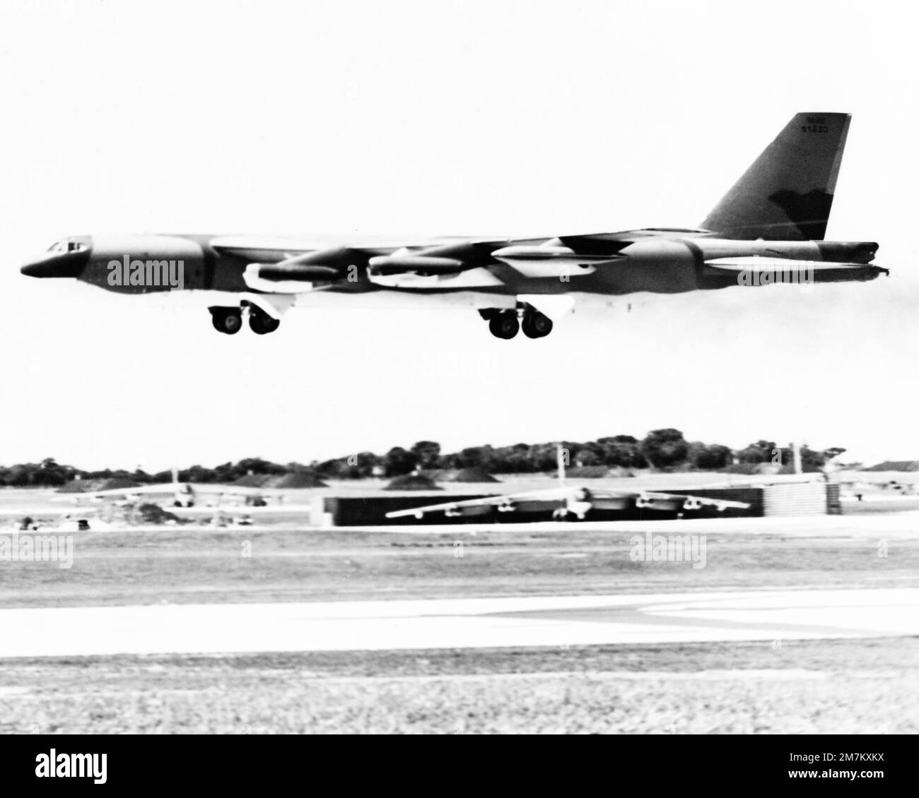 Un avion B-52H Stratofortress de la US Air Force (USAF) en approche d'atterrissage pendant l'opération LINEBACKER. Objet opération/série : BASE DE LINEBACKER : base aérienne d'Andersen État : Guam (GU) pays : États-Unis d'Amérique (États-Unis) Banque D'Images