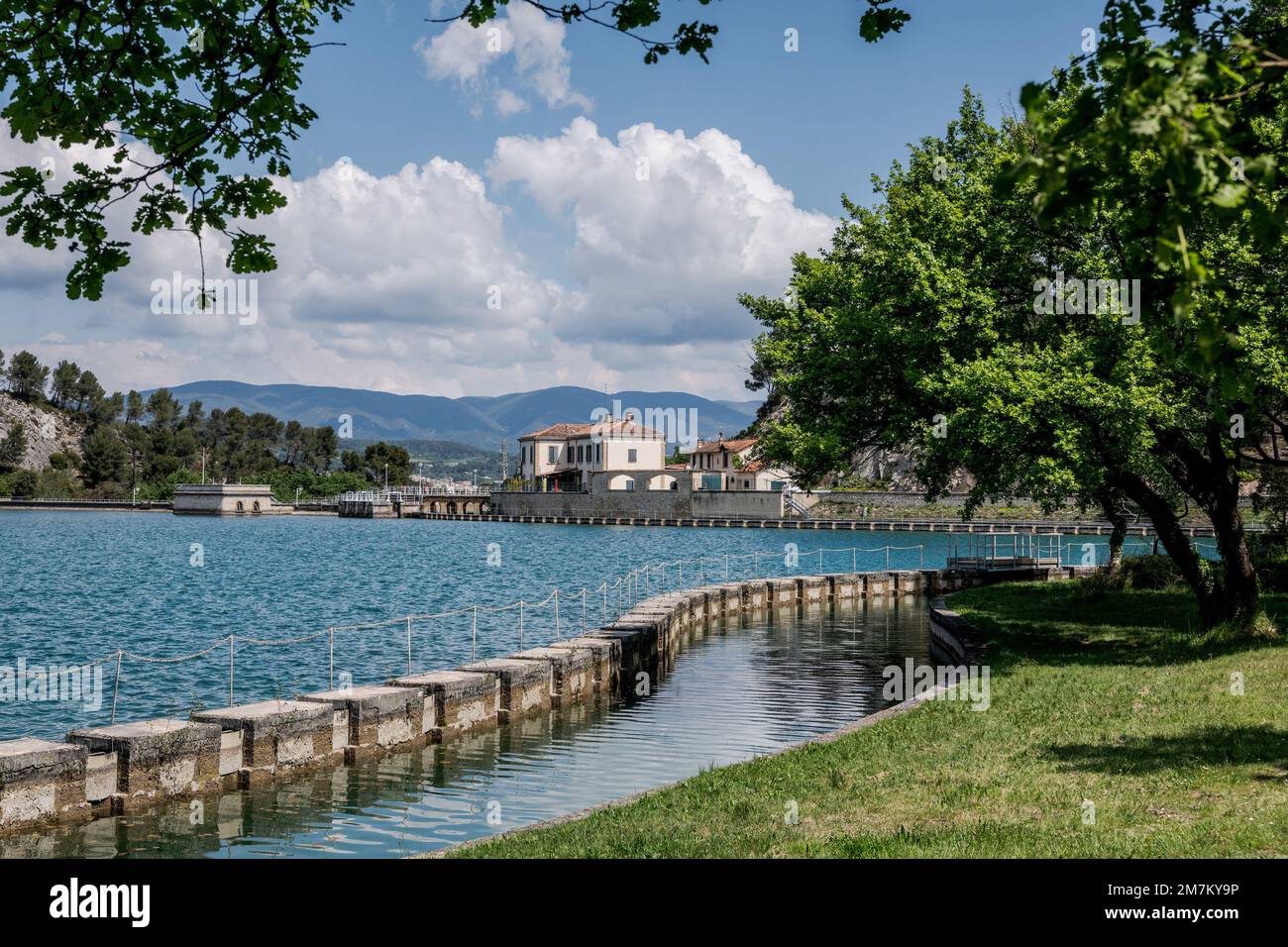La Roque-d'Antheron (sud-est de la France) : réservoir Saint-Christophe, traitement de décantation de l'eau, approvisionnement en eau potable pour la ville de Marseille Banque D'Images