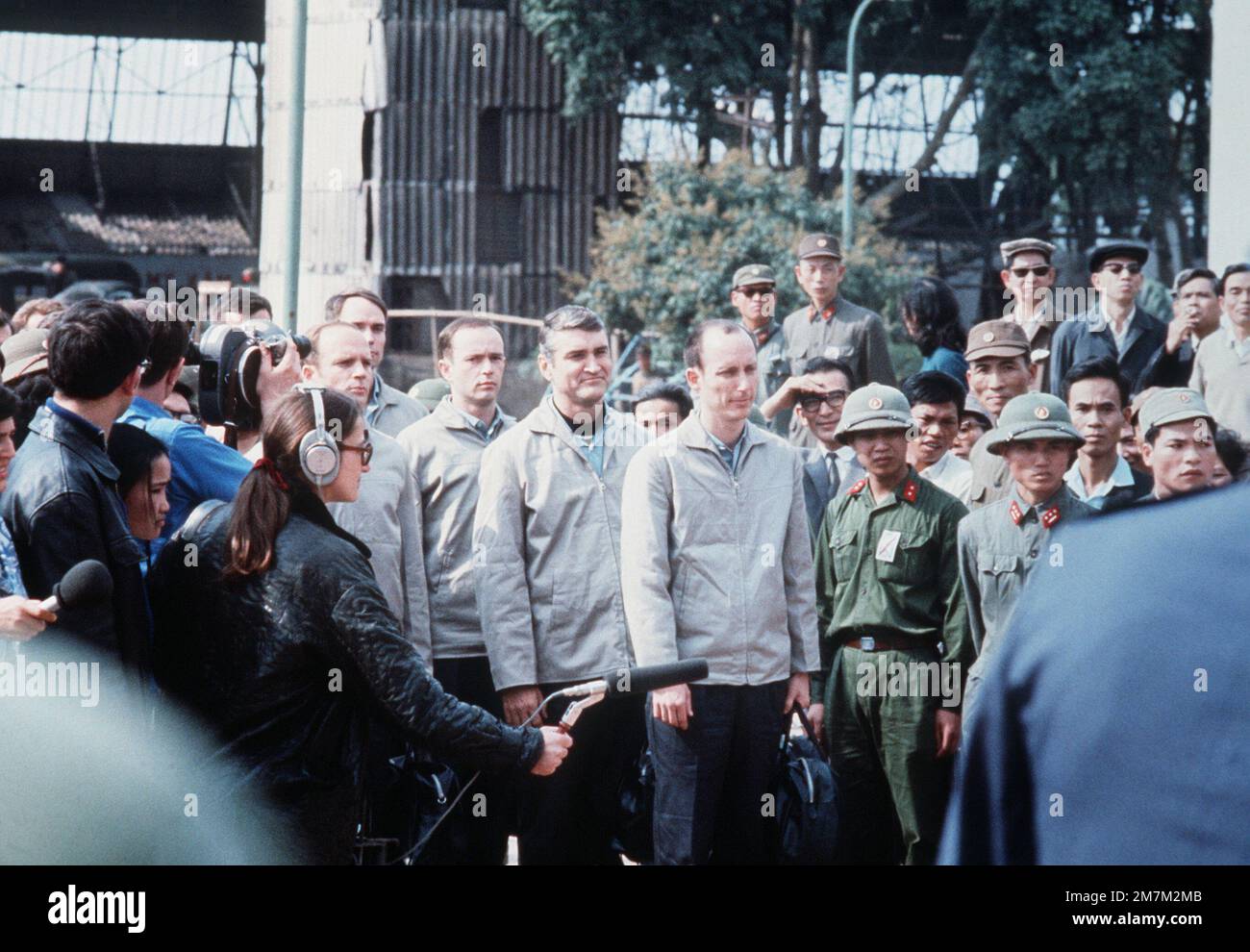 Les prisonniers de guerre américains se sont alignés à l'aéroport de Gia LAN, entouré par l'armée, le public et la presse nord-vietnamiens, avant d'être remis à la délégation américaine. (De gauche à droite) États-Unis CPT de la Force aérienne Michael Christopher Lane (capturé le 2 décembre 66), partiellement caché derrière CPT Lane, CPT de l'USAF John Walter Clark (capturé le 12 mars 67), CPT de l'USAF John Owen Davies (capturé le 4 février 67), MAJ Hubert Kelly Flesher (capturé le 2 décembre 66) et CPT de l'USAF Herbert Benjamin Ringsdorf (Capturé le 11 novembre 66). Sujet opération/série: HOMECOMING base: Hanoi pays: République du Vietnam (RVN) Banque D'Images