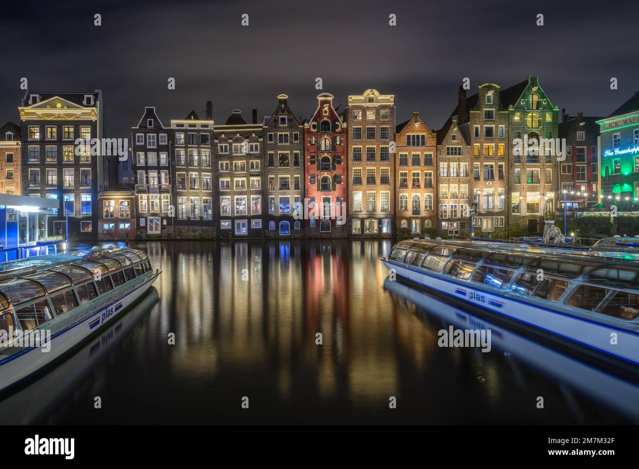 Canaux de la ville d'Amsterdam la nuit Banque D'Images