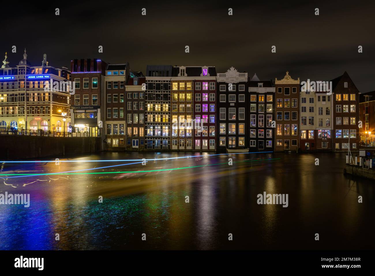 Canaux de la ville d'Amsterdam la nuit Banque D'Images