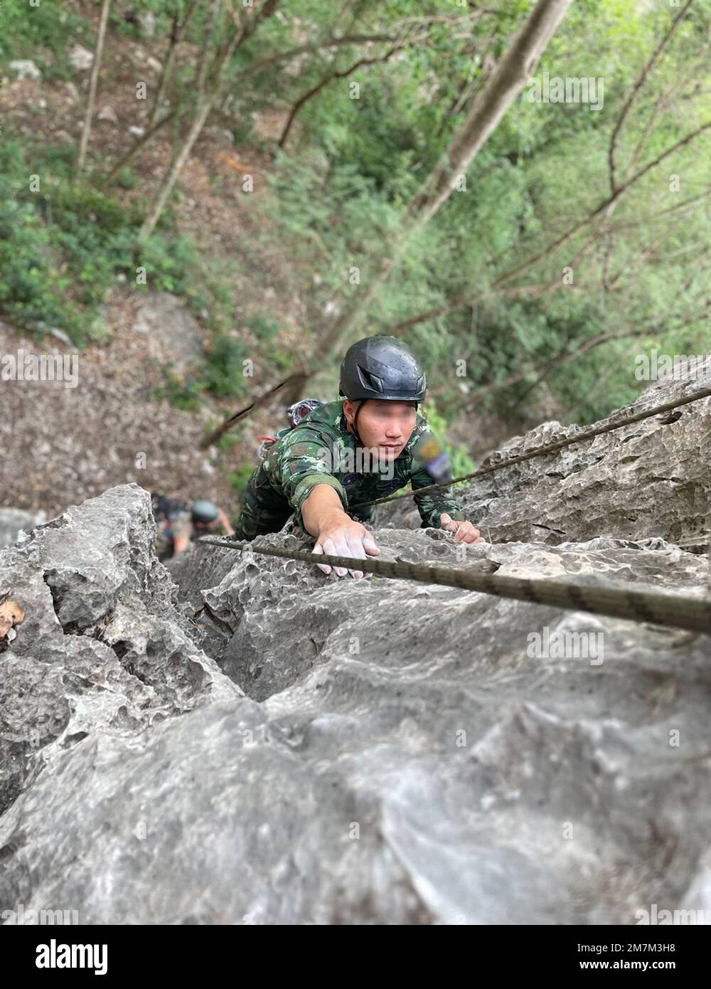 Les membres de l'escadron des tactiques spéciales de 320th, l'Armée royale thaïlandaise, ont procédé à un échange conjoint de techniques militaires d'alpinisme avec leurs homologues du Groupe des forces spéciales (aéroporté) de 1st en Thaïlande, au 20 avril 2022. Cet effort unifié renforce le partenariat entre les États-Unis et la Thaïlande tout en fournissant des solutions modernisées à l'Armée royale thaïlandaise. Une alliance de défense américaine-thaïlandaise forte et tournée vers l'avenir, enracinée dans l'histoire, contribue à favoriser une région Indo-Pacifique libre et ouverte où tous les pays jouissent de la prospérité et de la paix. Banque D'Images