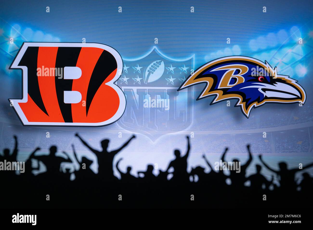 CINCINNATI, États-Unis, 10 JANVIER 2023 : Baltimore Ravens contre Cincinnati Bengals. NFL Wild Card Round 2023, Silhouette des fans qui soutiennent l'équipe et applaudissent Banque D'Images