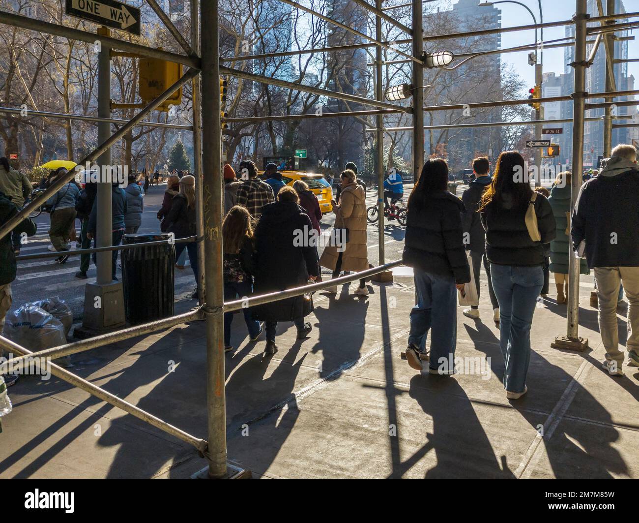 Des foules de personnes dans la partie inférieure de la Cinquième Avenue dans le quartier de Nomad à New York vendredi, 30 décembre 2022. (© Richard B. Levine) Banque D'Images