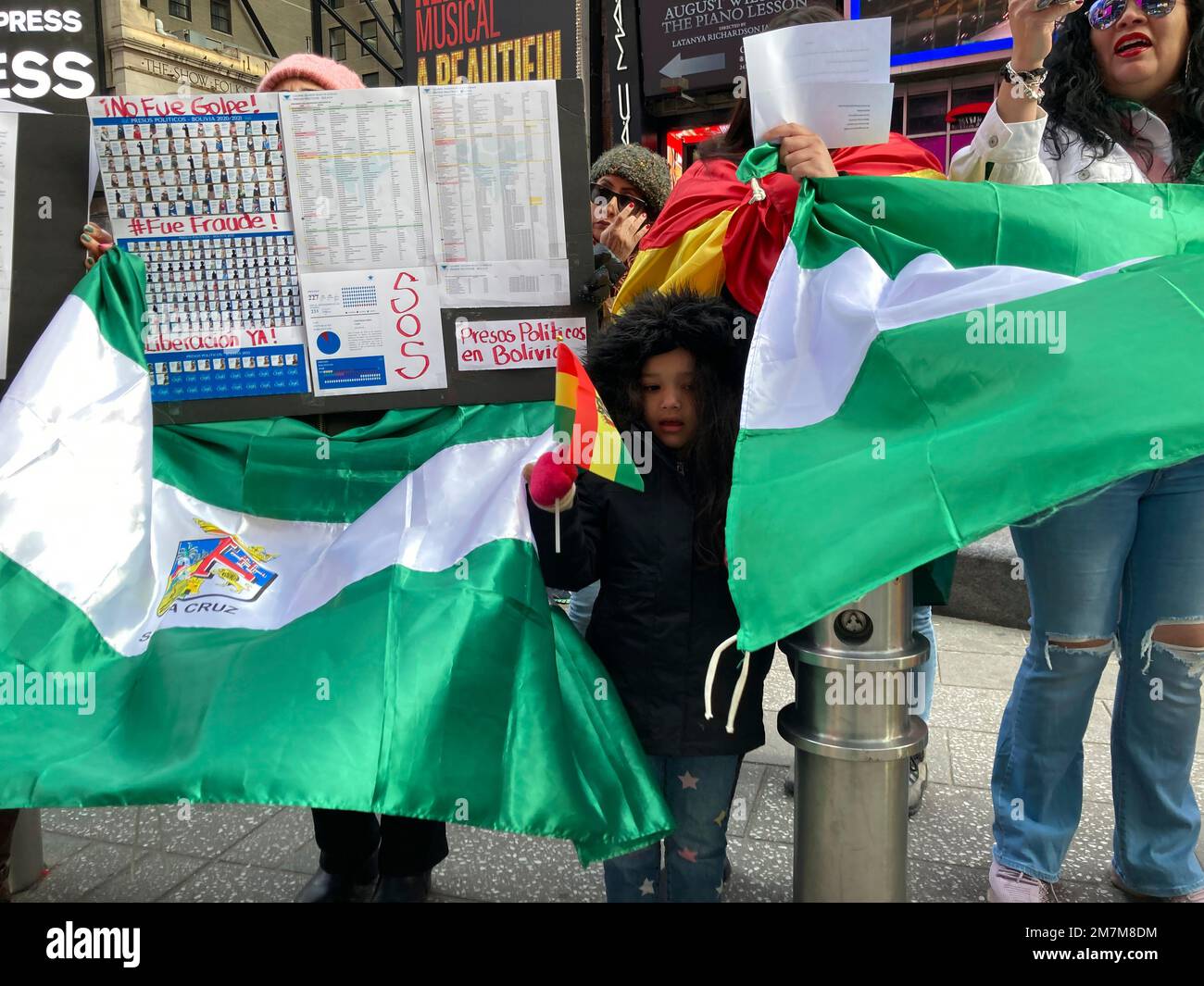 Les Boliviens-Américains et leurs partisans se rassemblent dimanche sur Times Square à New York, au 8 janvier 2022, pour protester contre les persécutions politiques en Bolivie. (© Frances M. Roberts) Banque D'Images