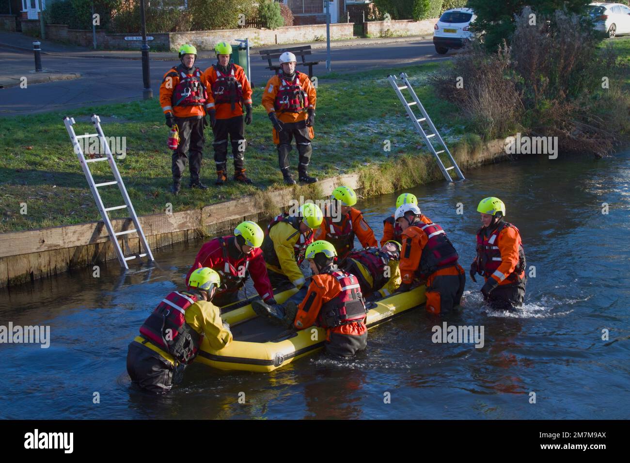 Pompiers du Hampshire et de l'Isle of Wight Fire and Rescue Service pendant l'entraînement mettant Une Casualty sur Une Rib, River Itchen Winchester, Royaume-Uni Banque D'Images