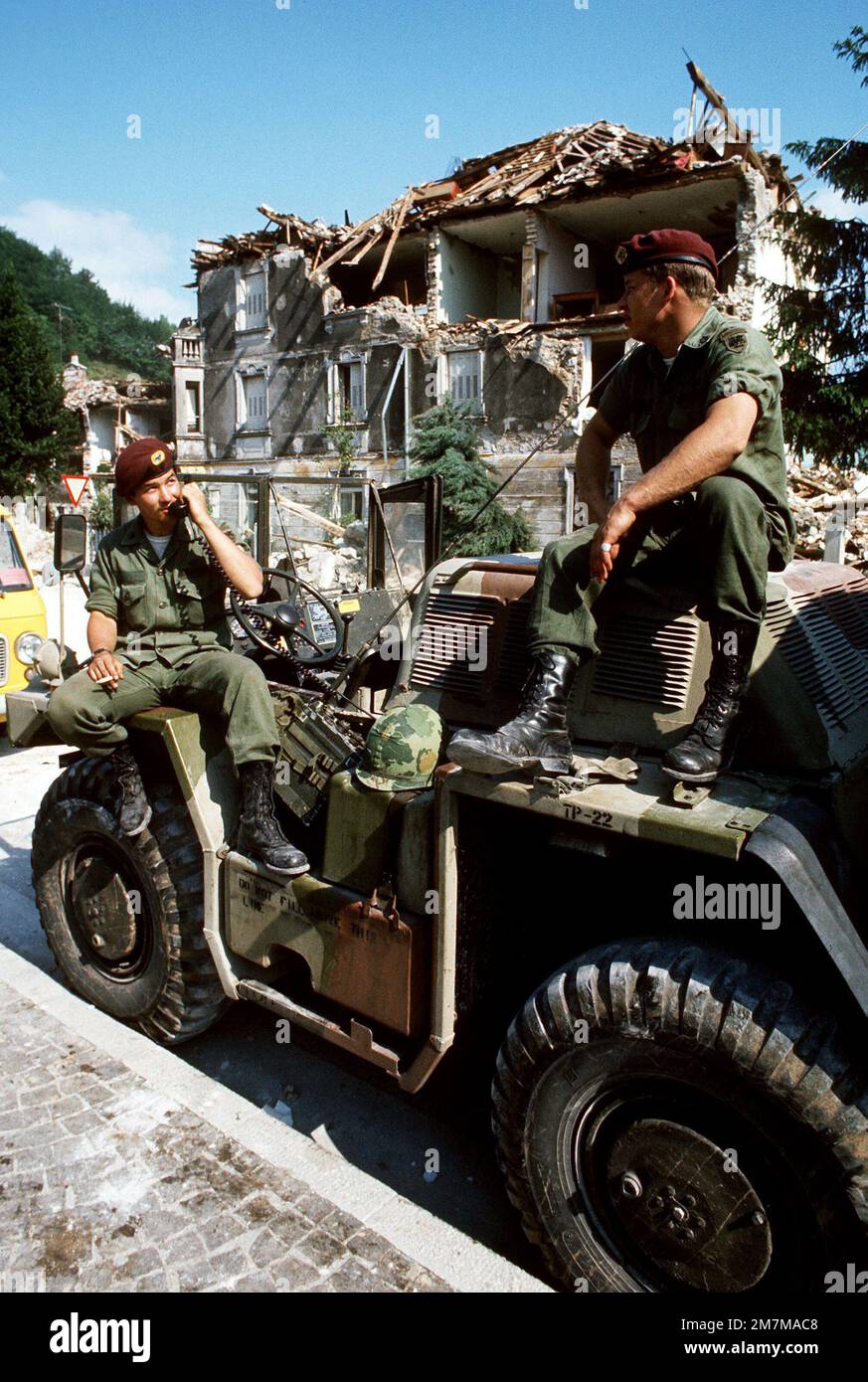 Les parachutistes de l'armée participent aux opérations de nettoyage à la suite d'un grave tremblement de terre. Base: Tolmezzo pays: Italie (ITA) Banque D'Images