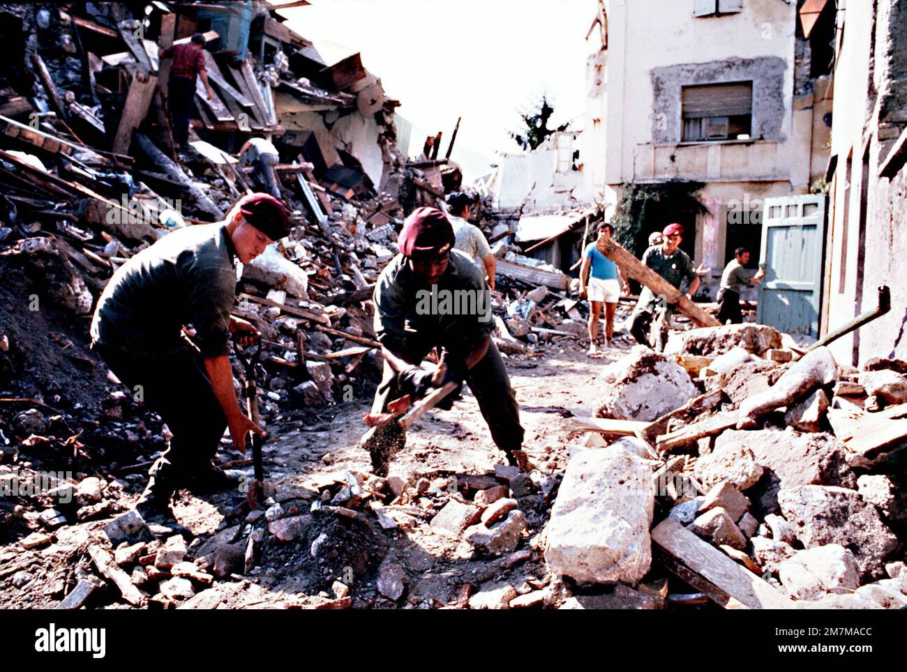 Les parachutistes de l'armée aident à diriger le nettoyage des gravats à mesure que les opérations de nettoyage sont en cours après un grave tremblement de terre. Base: Tolmezzo pays: Italie (ITA) Banque D'Images