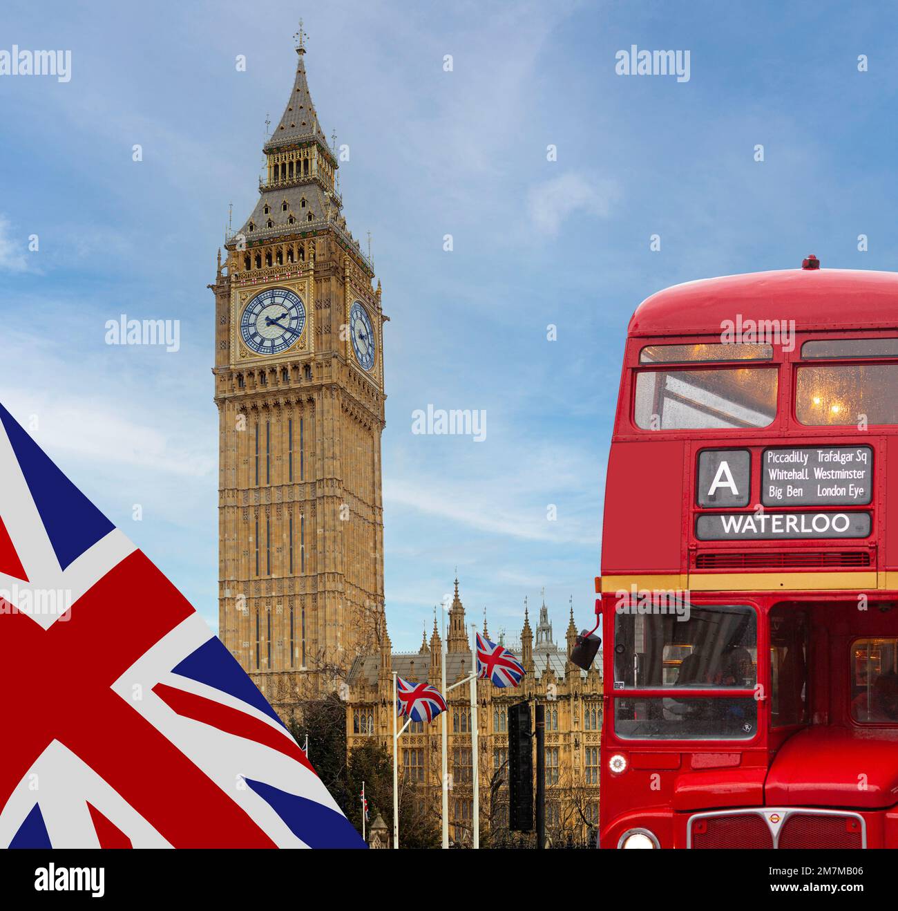 Vieux bus traditionnel rouge de Londres en voiture par Big Ben et le Palais de Westminster au Parlement Sqaure à Londres, Angleterre avec le drapeau de l'U Banque D'Images