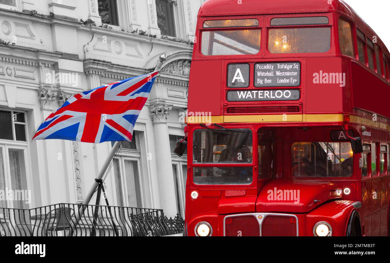 Ancien bus à impériale d'époque avec destination Waterloo devant le drapeau du Royaume-Uni sur un bâtiment blanc victorien. Banque D'Images