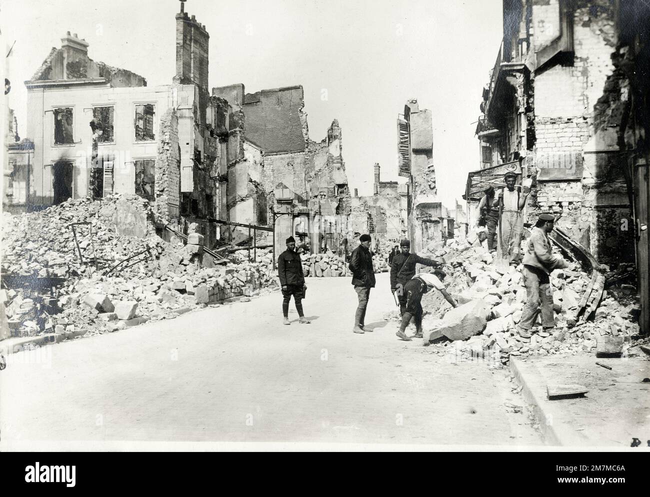 WW1 photo de la première Guerre mondiale - prisonnier allemand, ruines de Reims, France Banque D'Images