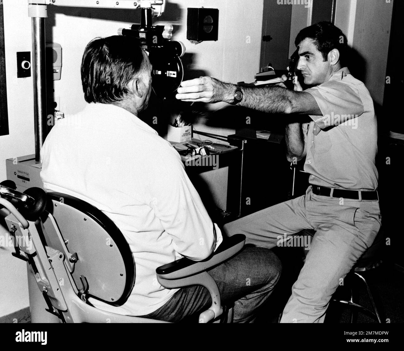 Un optométriste examine un patient utilisant le Phoropter pour déterminer les pouvoirs de réfraction de l'oeil dans la clinique optique aux États-Unis Hôpital militaire, Camp Koweie. Base: Camp Kowee État: Okinawa pays: Japon (JPN) Banque D'Images