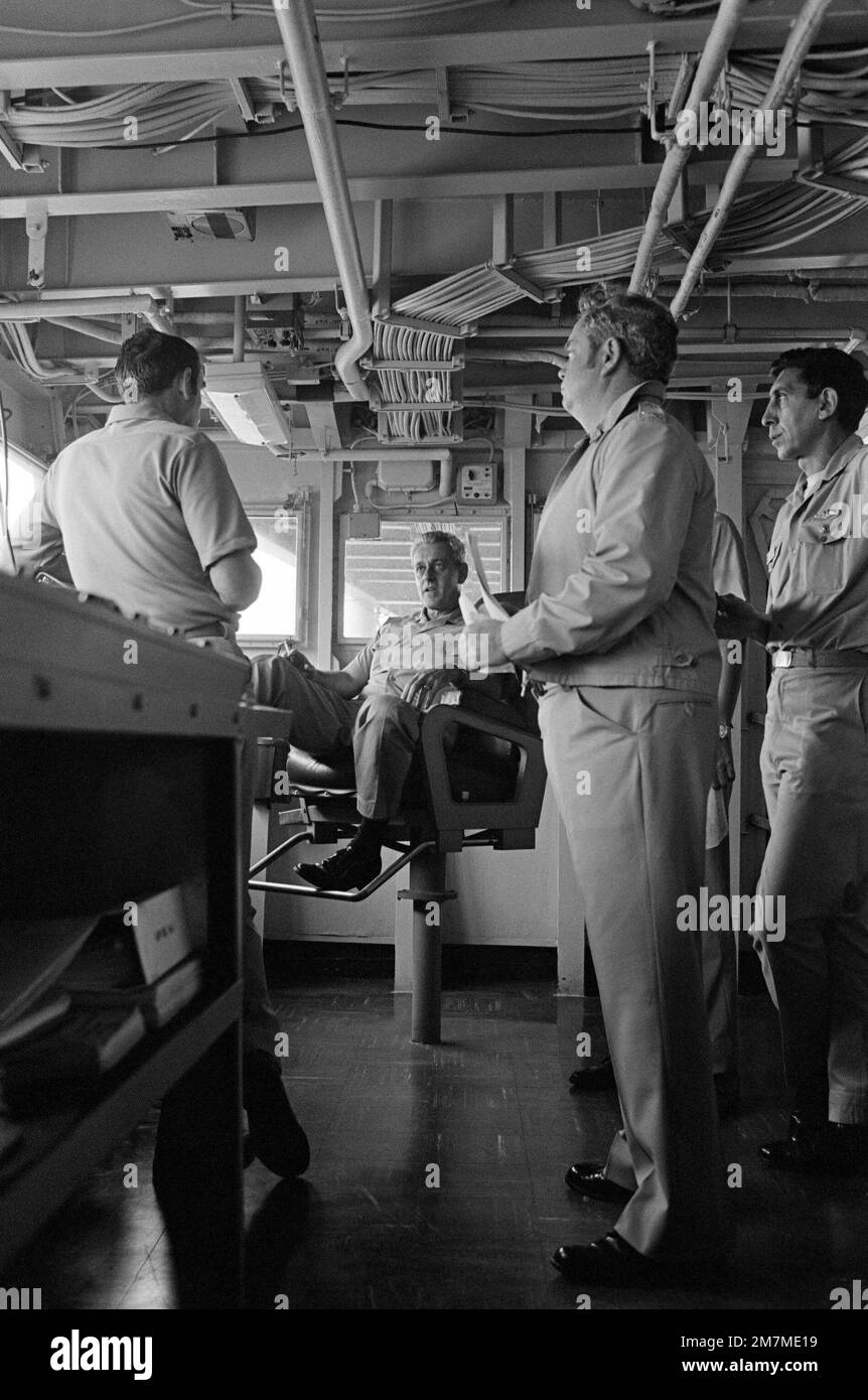 Le contre-amiral Frederick F. Palmer, assis, commandant du Groupe amphibie deux, s'entretient avec un homme d'équipage sur le pont du navire de commandement amphibie USS MOUNT WHITNEY (LCC 20) tout en route pour participer au TRAVAIL DE L'ÉQUIPE d'exercice allié '76. Le MONT WHITNEY est le fleuron de l'exercice prévu pour 15-24 septembre. Sujet opération/série: TRAVAIL D'ÉQUIPE '76 pays: Inconnu Banque D'Images