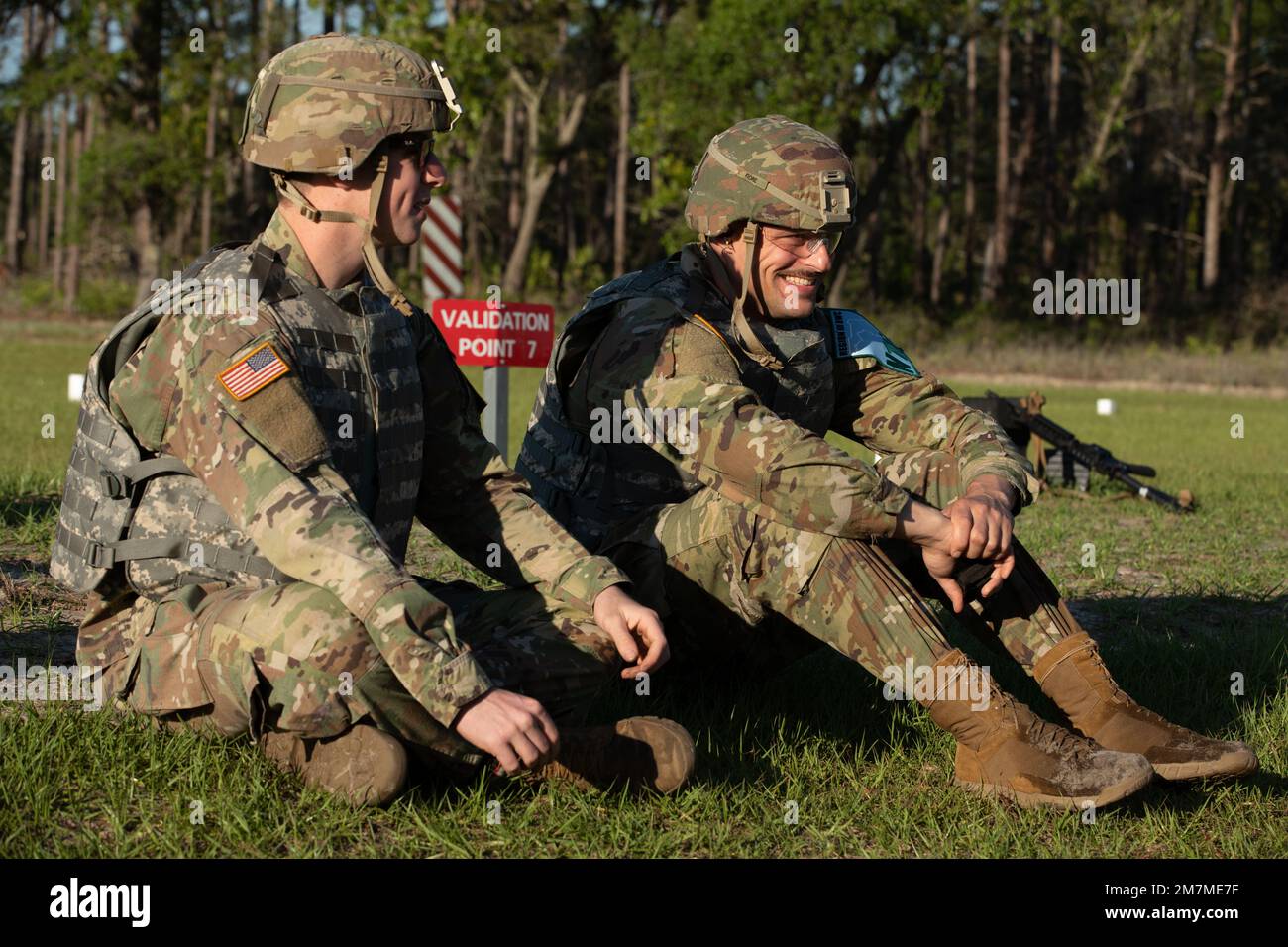 ÉTATS-UNIS Le Sgt Matthew Fiore, de la Garde nationale de l'armée, à droite, et le SPC Keenan Baxter, de droite, représentant la Garde nationale de l'armée de Géorgie, partagent un moment de camaraderie pendant la partie remise à zéro des armes de la compétition des meilleurs guerriers de la région trois sur le camp de débarquement, en Floride, au 11 mai 2022. La compétition du meilleur guerrier de la région trois souligne la létalité, la préparation et les capacités du Guardsman national de l'Armée de terre dans toute la région du Sud-est. Banque D'Images