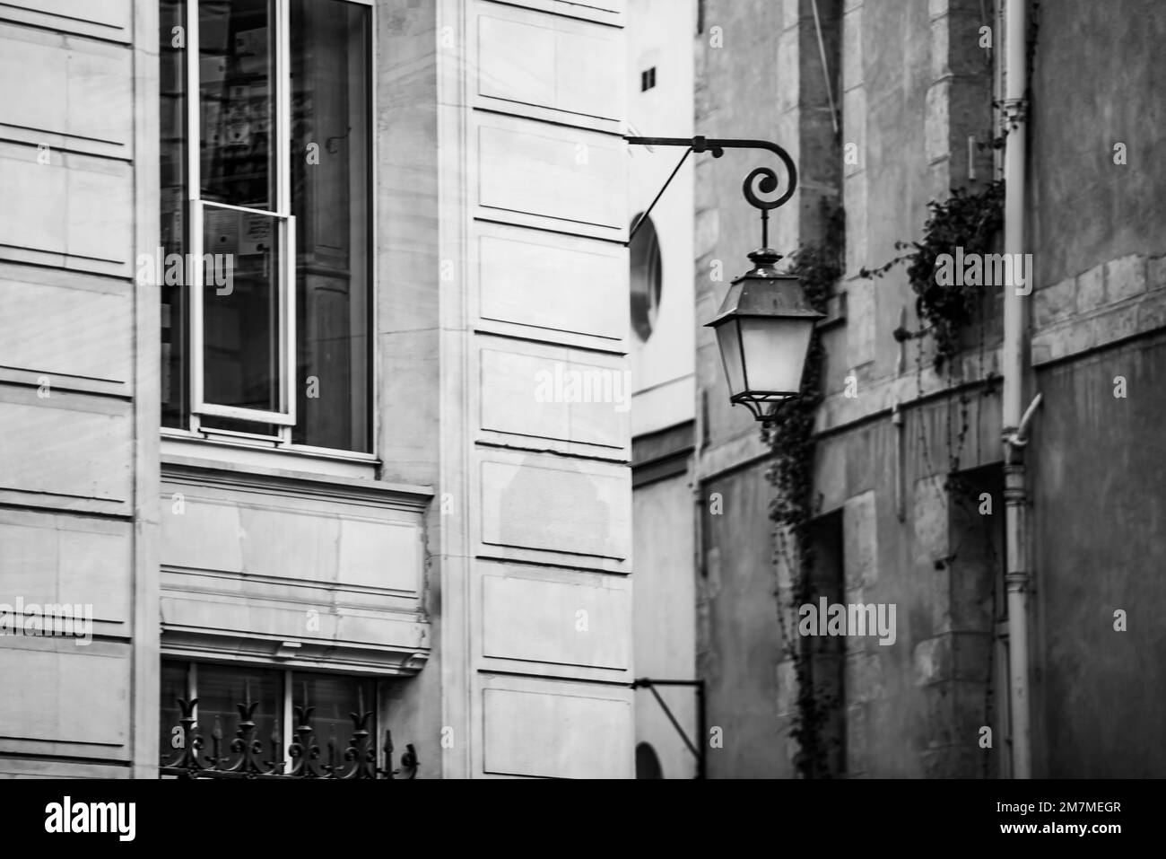 Paris, France - 27 2022 décembre : vue sur la rue au quartier latin de Paris Banque D'Images