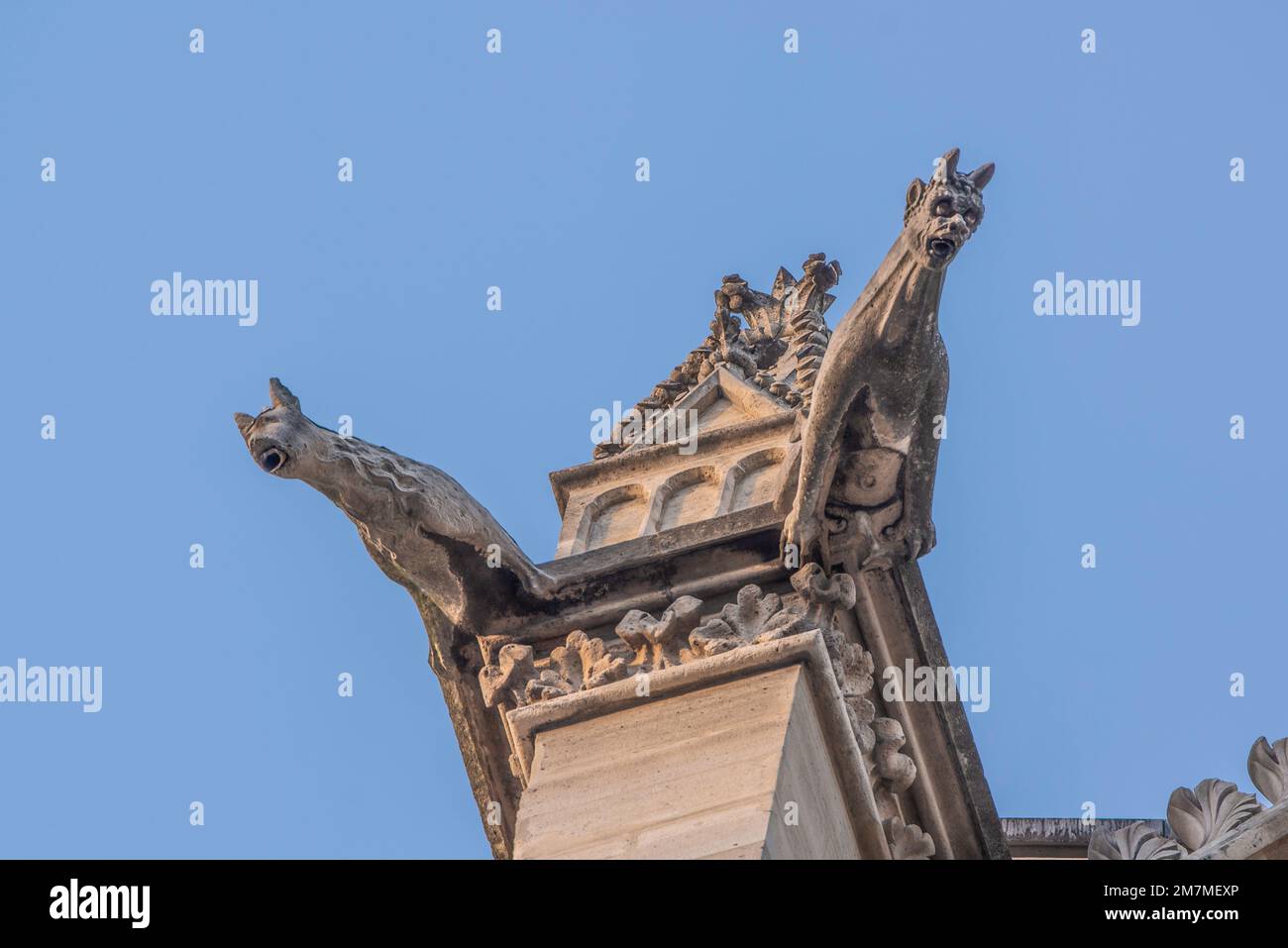 Paris, France - décembre 27 2022 : le Gargoyle de style gothique sur le toit de Saint-Chapelle à Paris Banque D'Images
