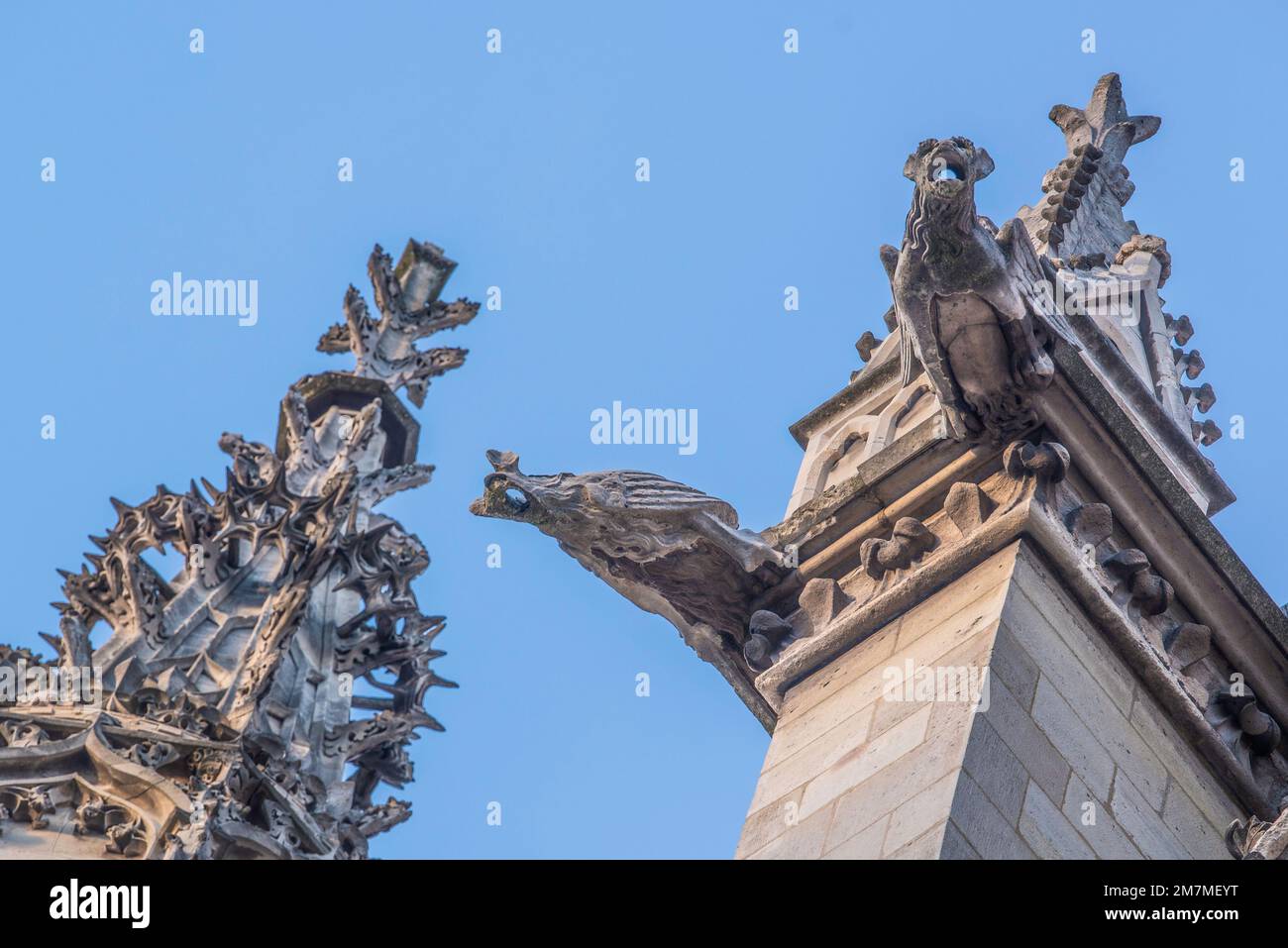 Paris, France - décembre 27 2022 : le Gargoyle de style gothique sur le toit de Saint-Chapelle à Paris Banque D'Images