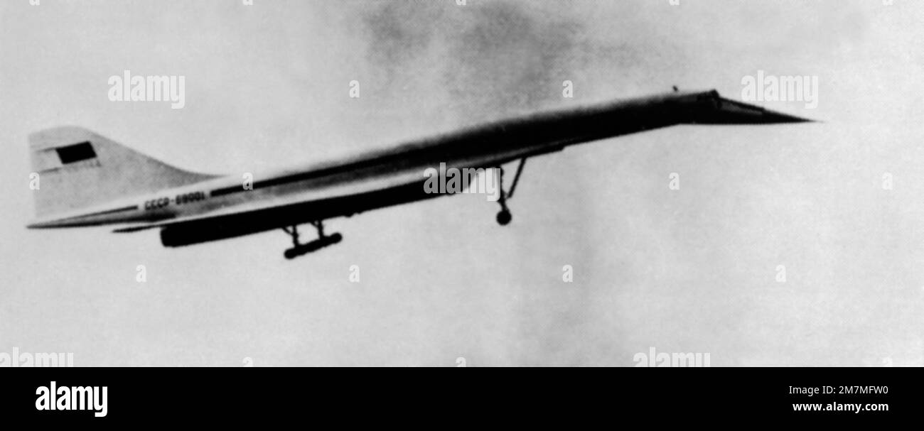 Vue aérienne à droite d'un avion de transport supersonique soviétique Tu-144 Charger. (Image sous-standard). Pays : inconnu Banque D'Images