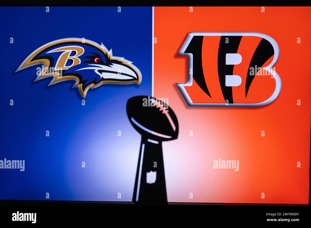 CINCINNATI, États-Unis, 10 JANVIER 2023 : Baltimore Ravens contre Cincinnati Bengals. NFL Wild Card Round 2023, Silhouette of Vince Lombardi Trophée for the winn Banque D'Images